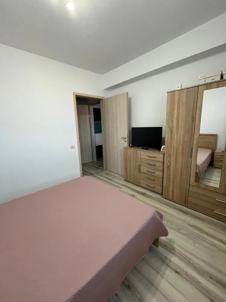 Apartament cu 2 camere, B-dul Timișoara, (Valea Largă), Sector 6 - –Ofer spre vânzare un apartament cu 2 camere semidecomandat, cu aer condiționat, mobilat și utilat, situat la etajul 4 din 5, în bloc nou din anul 2020, cu suprafața utilă de 50,50 mp plus terasa de 7,13 mp. Încălzirea este în pardoseală cu centrală proprie. Apartamentul este situat într-un complex rezidențial cu spații verzi, barieră, lift și este supravegheat video.–Accesul la punctele de interes din zonă: în apropiere se află Mall Plaza România, Selgros, Dedeman, Profi, La Doi Pași, etc. Transportul în comun: stații STB care se află în apropiere (autobuzele 106/221/322 la 200m, troleibuzul 93 la 400m și tramvaiul 25 la 200m), iar stațiile de metrou Preciziei și Valea Ialomiței sunt accesibile în aproximativ 15 minute.–Drumul Valea Largă este cel mai nou bulevard din București, fiind construit de la zero. Are câte două benzi pe sens, inclusiv pistă de biciclete. Acesta este finalizat complet și deschis circulației publice de peste un an de zile.–Pentru mai multe imagini și stabilirea unei vizionări mă puteți contacta.*NU COLABOREZ CU AGENȚII.
