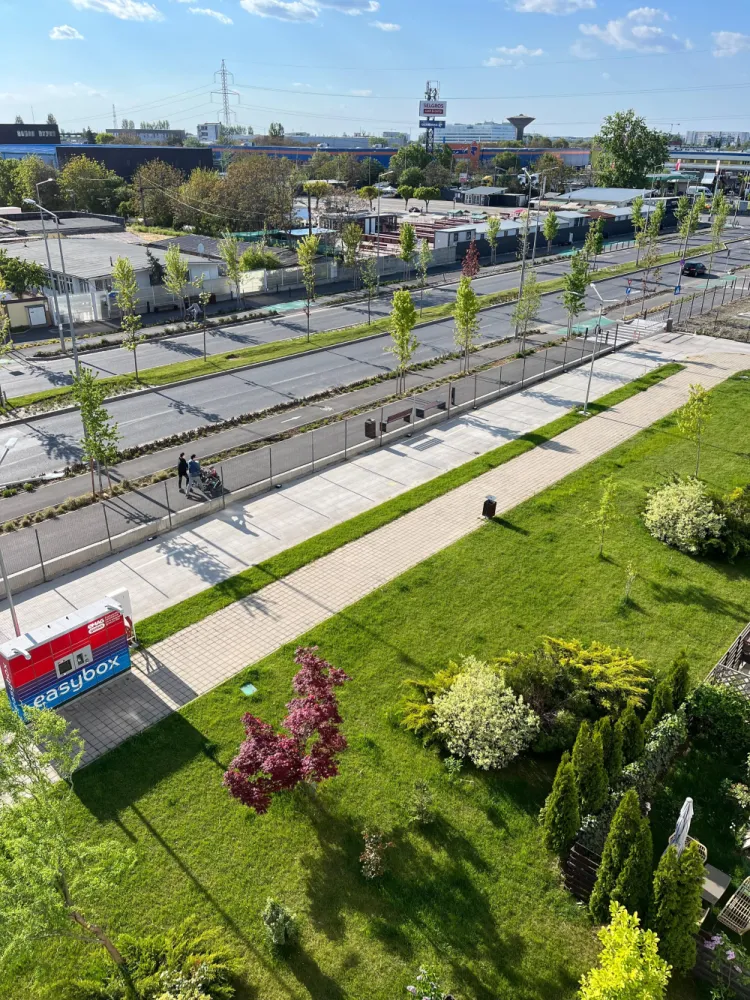 Apartament cu 2 camere, B-dul Timișoara, (Valea Largă), Sector 6 - –Ofer spre vânzare un apartament cu 2 camere semidecomandat, cu aer condiționat, mobilat și utilat, situat la etajul 4 din 5, în bloc nou din anul 2020, cu suprafața utilă de 50,50 mp plus terasa de 7,13 mp. Încălzirea este în pardoseală cu centrală proprie. Apartamentul este situat într-un complex rezidențial cu spații verzi, barieră, lift și este supravegheat video.–Accesul la punctele de interes din zonă: în apropiere se află Mall Plaza România, Selgros, Dedeman, Profi, La Doi Pași, etc. Transportul în comun: stații STB care se află în apropiere (autobuzele 106/221/322 la 200m, troleibuzul 93 la 400m și tramvaiul 25 la 200m), iar stațiile de metrou Preciziei și Valea Ialomiței sunt accesibile în aproximativ 15 minute.–Drumul Valea Largă este cel mai nou bulevard din București, fiind construit de la zero. Are câte două benzi pe sens, inclusiv pistă de biciclete. Acesta este finalizat complet și deschis circulației publice de peste un an de zile.–Pentru mai multe imagini și stabilirea unei vizionări mă puteți contacta.*NU COLABOREZ CU AGENȚII.