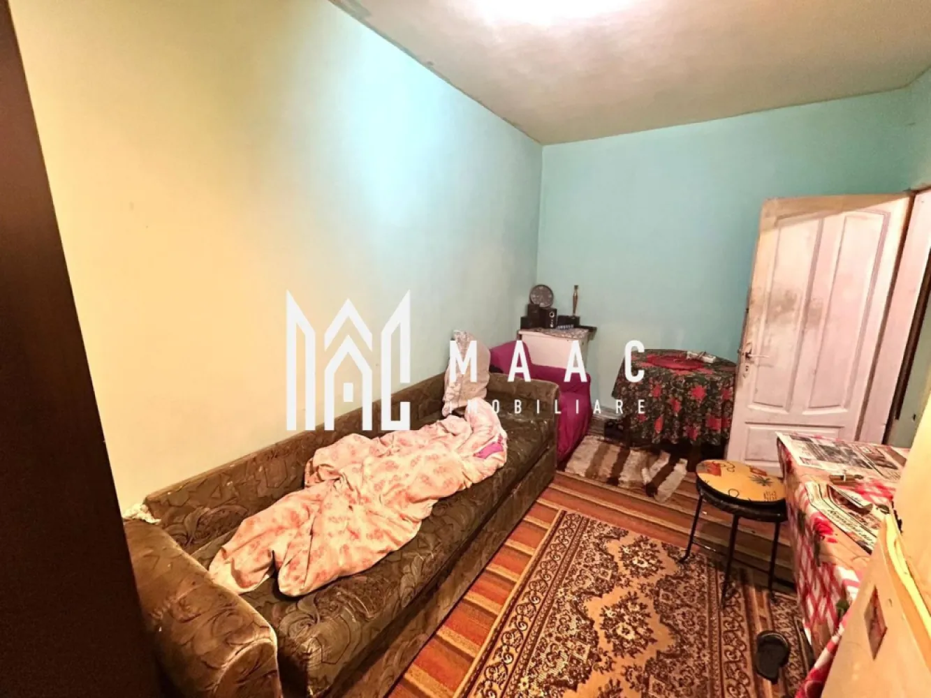 Garsonieră | Parter Înalt | 23 MP | Lângă OMV Vasile Milea | Necesită Renovare - Maac Imobiliare prezintă o oportunitate excelentă de investiție: O garsonieră situată într-o zonă extrem de avantajoasă, în spatele stației OMV de pe strada Vasile Milea. Proprietatea se află la parter înalt într-un bloc de apartamente foarte bine întreținut, recent izolat termic, cu casă a scării îngrijită, interfon și aspect general foarte plăcut. Garsoniera are 23.2 mp utili și necesită renovare totală, oferind însă avantajul major că poate fi eliberată la cerere, astfel încât noul proprietar să poată începe imediat amenajările dorite. Compartimentare: Hol de acces Baie mare, cu geam pentru aerisire naturală Cameră spațioasă, ce poate fi configurată ca dormitor sau living, cu posibilitatea de a crea un open-space cu bucătărie Geamuri termopan Încălzire cu convector și boiler pentru apă caldă Datorită stadiului actual, garsoniera poate fi complet personalizată după preferințele viitorului proprietar ,ideală atât pentru investiție, cât și pentru locuit. ID proprietate: CP2816426