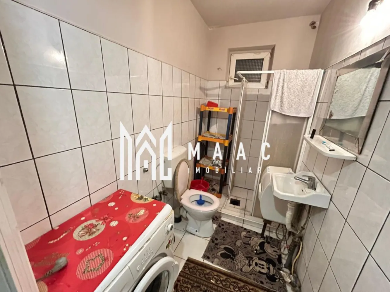Garsonieră | Parter Înalt | 23 MP | Lângă OMV Vasile Milea | Necesită Renovare - Maac Imobiliare prezintă o oportunitate excelentă de investiție: O garsonieră situată într-o zonă extrem de avantajoasă, în spatele stației OMV de pe strada Vasile Milea. Proprietatea se află la parter înalt într-un bloc de apartamente foarte bine întreținut, recent izolat termic, cu casă a scării îngrijită, interfon și aspect general foarte plăcut. Garsoniera are 23.2 mp utili și necesită renovare totală, oferind însă avantajul major că poate fi eliberată la cerere, astfel încât noul proprietar să poată începe imediat amenajările dorite. Compartimentare: Hol de acces Baie mare, cu geam pentru aerisire naturală Cameră spațioasă, ce poate fi configurată ca dormitor sau living, cu posibilitatea de a crea un open-space cu bucătărie Geamuri termopan Încălzire cu convector și boiler pentru apă caldă Datorită stadiului actual, garsoniera poate fi complet personalizată după preferințele viitorului proprietar ,ideală atât pentru investiție, cât și pentru locuit. ID proprietate: CP2816426