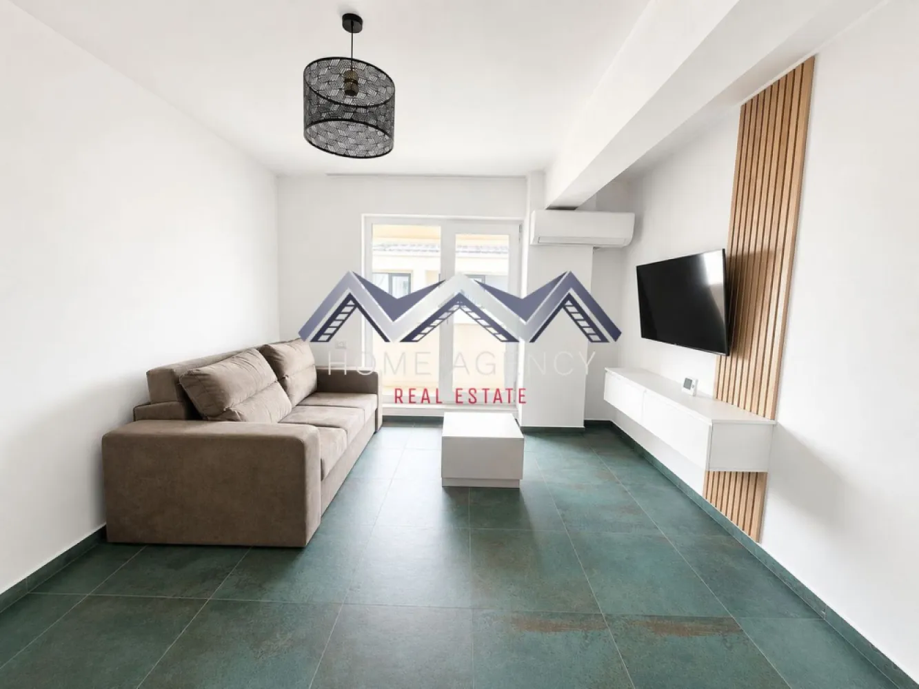 Apartament 3 camere Otopeni | prima închiriere - Vă propunem, spre închiriere, un apartament premium cu 3 camere, situat într-un imobil nou, tip boutique, cu doar 11 apartamente, în Otopeni. Proprietatea se află la prima închiriere și se adresează celor care își doresc un stil de viață confortabil, elegant și bine conectat la tot ce contează în viața de zi cu zi.

Apartamentul este complet mobilat și utilat, amenajat cu mult bun gust, cu mobilier de calitate superioară și finisaje premium, atent alese pentru a oferi un ambient modern, rafinat și primitor. Spațiul interior este foarte luminos, generos și excelent compartimentat, cu living și bucătărie open space retrasă, două dormitoare, o baie și o terasă spectaculoasă de 11,40 mp, cu acces din fiecare cameră. Poziționarea dormitoarelor în zone opuse ale apartamentului oferă un plus de intimitate și confort.

Imobilul este construit pe cadre de beton armat, cu pereți din cărămidă, iar apartamentul beneficiază de dotări și echipări de foarte bună calitate: centrală termică proprie, tâmplărie PVC tripan Salamander, ușă metalică, instalații moderne și obiecte sanitare premium, precum și încălzire prin pardoseală. Totul este nou, atent pregătit și gata să ofere viitorilor chiriași o experiență locativă la un standard superior.

Unul dintre marile avantaje ale acestei proprietăți este amplasarea excelentă. Aveți în apropiere magazine, restaurante, școli și grădinițe, parcuri, dar și acces rapid spre DN1, Aeroport, București și principalele puncte de interes din zonă. Practic, locuiți aproape de tot ce aveți nevoie, într-o zonă care îmbină perfect liniștea cu accesibilitatea.

În preț este inclus și un loc de parcare suprateran.

Programează acum o vizionare!