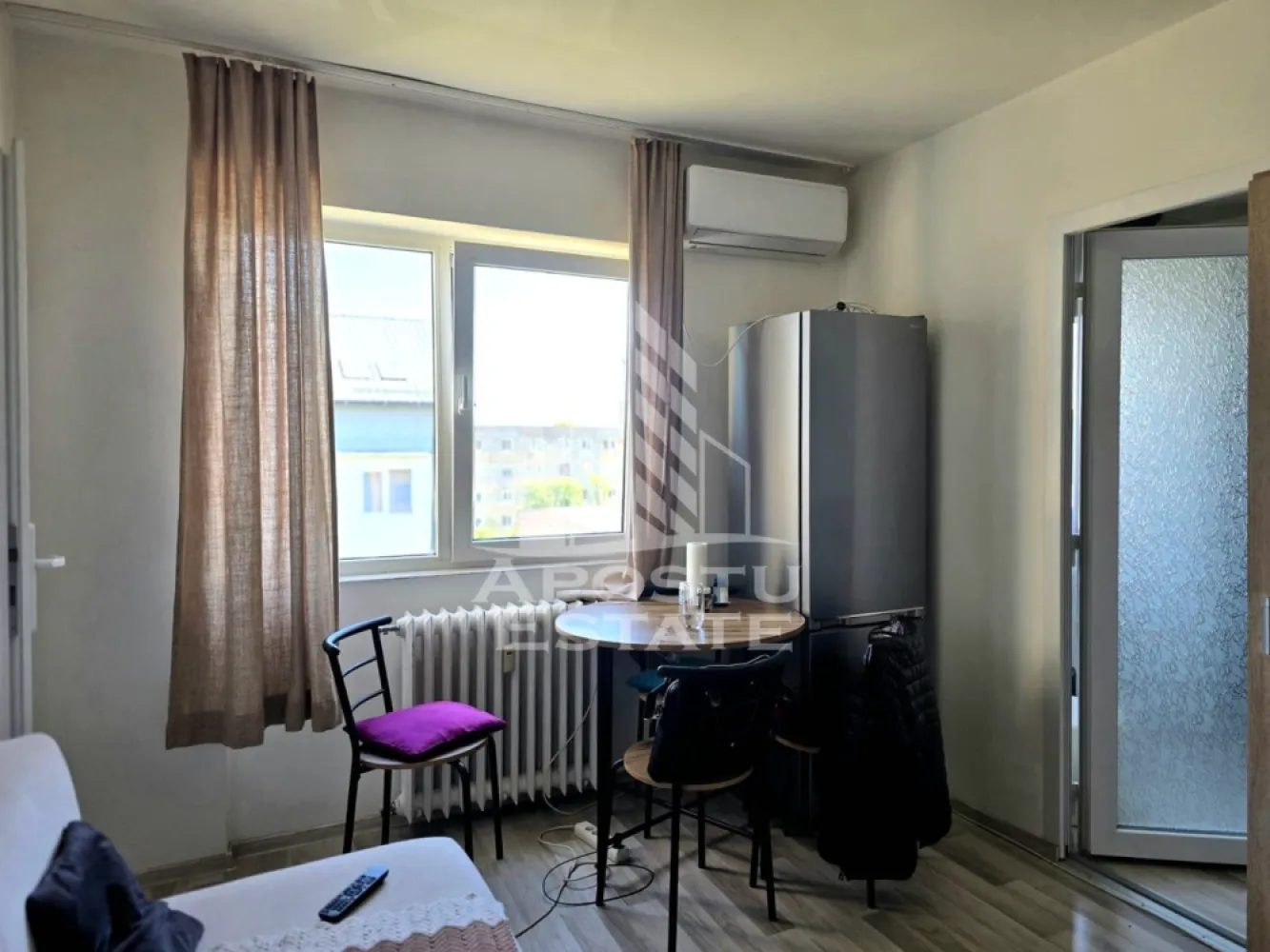 Apartament cu 2 camere, ZERO comision de la cumparator, in Gradiste - POSTU ESTATE va propune spre vanzare un apartament cu 2 camere, cu ZERO comision de la cumparator, situat la etajul 4 dintr-un bloc cu 4 etaje, din Gradiste. 
Apartamentul semidecomandat are 38 mp construiti, fiind compartimentat astfel:
- hol la intrare
- baie cu vana
- sufragerie
- dormitor
- bucatarie
Apartamentul este racordat la sistemul centralizat de incalzire, oferind confort termic potrivit familiei, punctul de termoficare fiind situat in vecinatatea blocului. Apartamentul beneficiaza de aparat nou de clima. Usile interioare sunt din PVC ci sticla. Acesta se vinde mobilat si utilat.
Situat intr-o zona linistita, cu vecinatati prietenoase, acest apartament ofera acces rapid la o varietate de facilitatii si servicii esentiale. Statia de tramvai, parcurile pentru copii, scoli, gradinite și supermarketurile sunt la doar cativa pasi distanta, facilitand un stil de viata convenabil si relaxat pentru intreaga familie.
In jurul blocului exista loc de parcare. Atat in fata, cat si in spatele blocului este mult spatiu verde, 
Pentru mai multe detalii si pentru a programa o vizionare personala, nu ezita sa ne contactezi.
Oferim si consultanta specializata pentru obtinerea unui credit ipotecar.
CP3093592