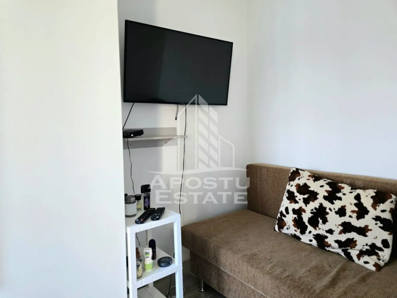 Apartament cu 2 camere, ZERO comision de la cumparator, in Gradiste - POSTU ESTATE va propune spre vanzare un apartament cu 2 camere, cu ZERO comision de la cumparator, situat la etajul 4 dintr-un bloc cu 4 etaje, din Gradiste. 
Apartamentul semidecomandat are 38 mp construiti, fiind compartimentat astfel:
- hol la intrare
- baie cu vana
- sufragerie
- dormitor
- bucatarie
Apartamentul este racordat la sistemul centralizat de incalzire, oferind confort termic potrivit familiei, punctul de termoficare fiind situat in vecinatatea blocului. Apartamentul beneficiaza de aparat nou de clima. Usile interioare sunt din PVC ci sticla. Acesta se vinde mobilat si utilat.
Situat intr-o zona linistita, cu vecinatati prietenoase, acest apartament ofera acces rapid la o varietate de facilitatii si servicii esentiale. Statia de tramvai, parcurile pentru copii, scoli, gradinite și supermarketurile sunt la doar cativa pasi distanta, facilitand un stil de viata convenabil si relaxat pentru intreaga familie.
In jurul blocului exista loc de parcare. Atat in fata, cat si in spatele blocului este mult spatiu verde, 
Pentru mai multe detalii si pentru a programa o vizionare personala, nu ezita sa ne contactezi.
Oferim si consultanta specializata pentru obtinerea unui credit ipotecar.
CP3093592