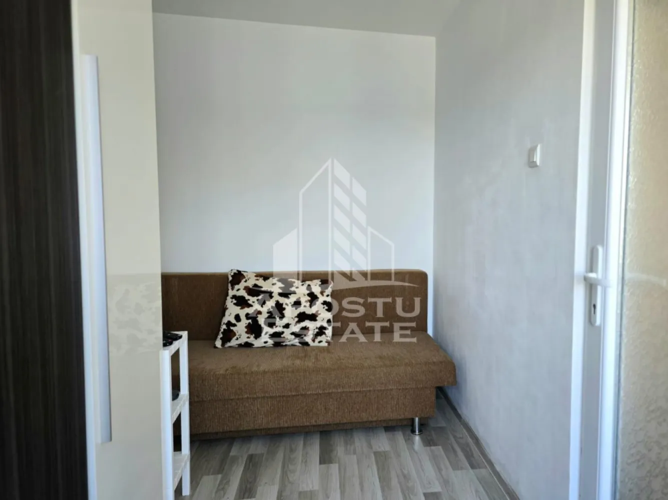 Apartament cu 2 camere, ZERO comision de la cumparator, in Gradiste - POSTU ESTATE va propune spre vanzare un apartament cu 2 camere, cu ZERO comision de la cumparator, situat la etajul 4 dintr-un bloc cu 4 etaje, din Gradiste. 
Apartamentul semidecomandat are 38 mp construiti, fiind compartimentat astfel:
- hol la intrare
- baie cu vana
- sufragerie
- dormitor
- bucatarie
Apartamentul este racordat la sistemul centralizat de incalzire, oferind confort termic potrivit familiei, punctul de termoficare fiind situat in vecinatatea blocului. Apartamentul beneficiaza de aparat nou de clima. Usile interioare sunt din PVC ci sticla. Acesta se vinde mobilat si utilat.
Situat intr-o zona linistita, cu vecinatati prietenoase, acest apartament ofera acces rapid la o varietate de facilitatii si servicii esentiale. Statia de tramvai, parcurile pentru copii, scoli, gradinite și supermarketurile sunt la doar cativa pasi distanta, facilitand un stil de viata convenabil si relaxat pentru intreaga familie.
In jurul blocului exista loc de parcare. Atat in fata, cat si in spatele blocului este mult spatiu verde, 
Pentru mai multe detalii si pentru a programa o vizionare personala, nu ezita sa ne contactezi.
Oferim si consultanta specializata pentru obtinerea unui credit ipotecar.
CP3093592