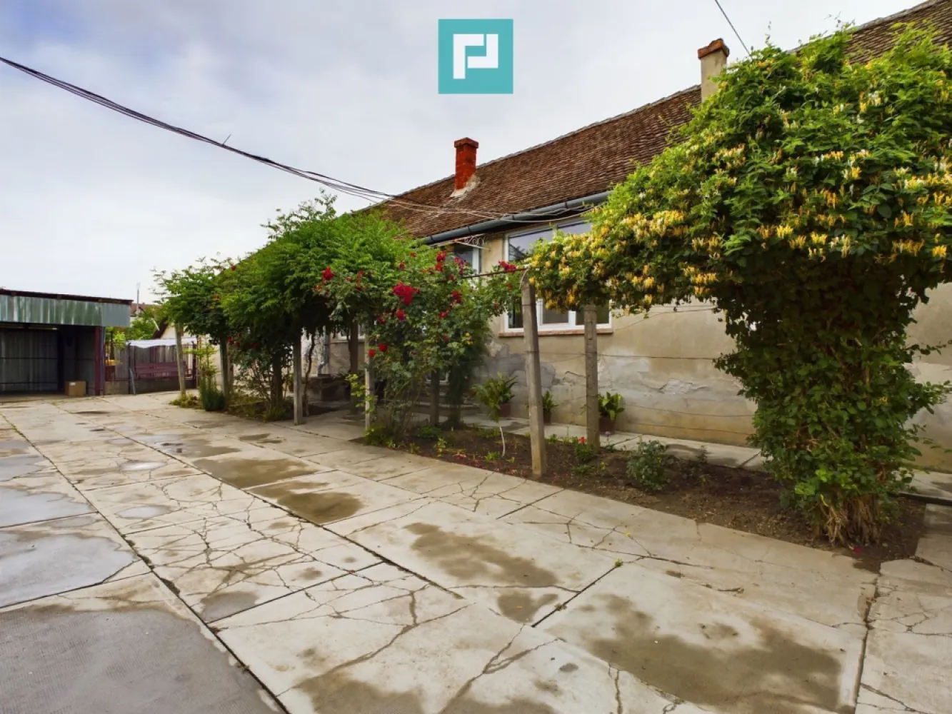 Casă cu 5 camere – Sântana centru, jud. Arad - Property Lab vă prezintă la vânzare o casă ideală pentru o familie numeroasă, situată într-o locație privilegiată, cu un teren generos de 1440mp și un front stradal impresionant de 27m. 
Această proprietate îmbină confortul modern cu farmecul rural, fiind ideală pentru cei care caută un cămin plin de caracter și potențial.
Clădirea principală este compusă din 4 camere spațioase, o baie, un hol generos și un dressing. Veți găsi tot spațiul de care aveți nevoie pentru a vă bucura de confortul unei locuințe primitoare și funcționale.
În plus, beneficiati de o clădire secundară ce include o cameră, o bucătărie și o baie, oferind flexibilitate și posibilitatea de a adapta spațiul în funcție de necesitățile dumneavoastră.
Proprietatea este completată de mai multe anexe ce conţin: cameră, ateliere, depozit, cămară alimente, bucătărie de vară, padocuri, coteţe, porumbar, și un garaj, oferindu-vă toate facilitățile necesare pentru un stil de viață comod și fără griji.
Cu o poziționare privilegiată, aproape de Primărie și de facilitățile orașului Sântana, această casă este o alegere ideală pentru cei care caută să se bucure de toate avantajele vieții urbane într-un cadru liniștit și pitoresc.
Proprietatea dispune de toate utilitățile: 
-curent
-gaz
-apă
-canalizare

Nu ratați șansa de a deveni proprietarul acestei locuințe ideale pentru o familie! 
Contactați-ne pentru mai multe informații și pentru a programa o vizionare! 

Victor Nedelcu - consultant imobiliar PropertyLab
Telefon 0744 772 772