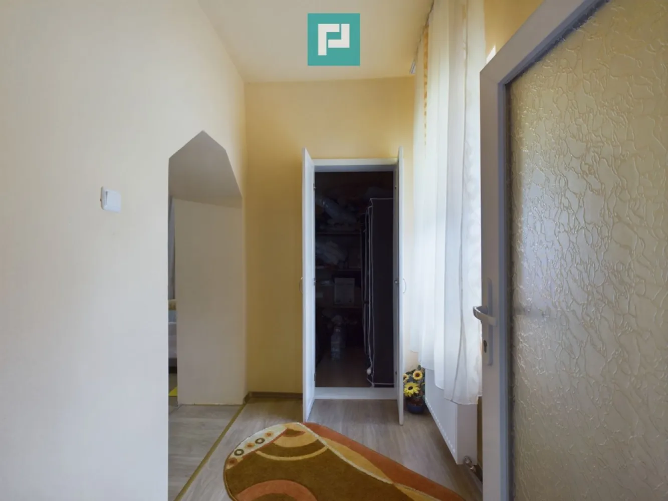 Casă cu 5 camere – Sântana centru, jud. Arad - Property Lab vă prezintă la vânzare o casă ideală pentru o familie numeroasă, situată într-o locație privilegiată, cu un teren generos de 1440mp și un front stradal impresionant de 27m. 
Această proprietate îmbină confortul modern cu farmecul rural, fiind ideală pentru cei care caută un cămin plin de caracter și potențial.
Clădirea principală este compusă din 4 camere spațioase, o baie, un hol generos și un dressing. Veți găsi tot spațiul de care aveți nevoie pentru a vă bucura de confortul unei locuințe primitoare și funcționale.
În plus, beneficiati de o clădire secundară ce include o cameră, o bucătărie și o baie, oferind flexibilitate și posibilitatea de a adapta spațiul în funcție de necesitățile dumneavoastră.
Proprietatea este completată de mai multe anexe ce conţin: cameră, ateliere, depozit, cămară alimente, bucătărie de vară, padocuri, coteţe, porumbar, și un garaj, oferindu-vă toate facilitățile necesare pentru un stil de viață comod și fără griji.
Cu o poziționare privilegiată, aproape de Primărie și de facilitățile orașului Sântana, această casă este o alegere ideală pentru cei care caută să se bucure de toate avantajele vieții urbane într-un cadru liniștit și pitoresc.
Proprietatea dispune de toate utilitățile: 
-curent
-gaz
-apă
-canalizare

Nu ratați șansa de a deveni proprietarul acestei locuințe ideale pentru o familie! 
Contactați-ne pentru mai multe informații și pentru a programa o vizionare! 

Victor Nedelcu - consultant imobiliar PropertyLab
Telefon 0744 772 772