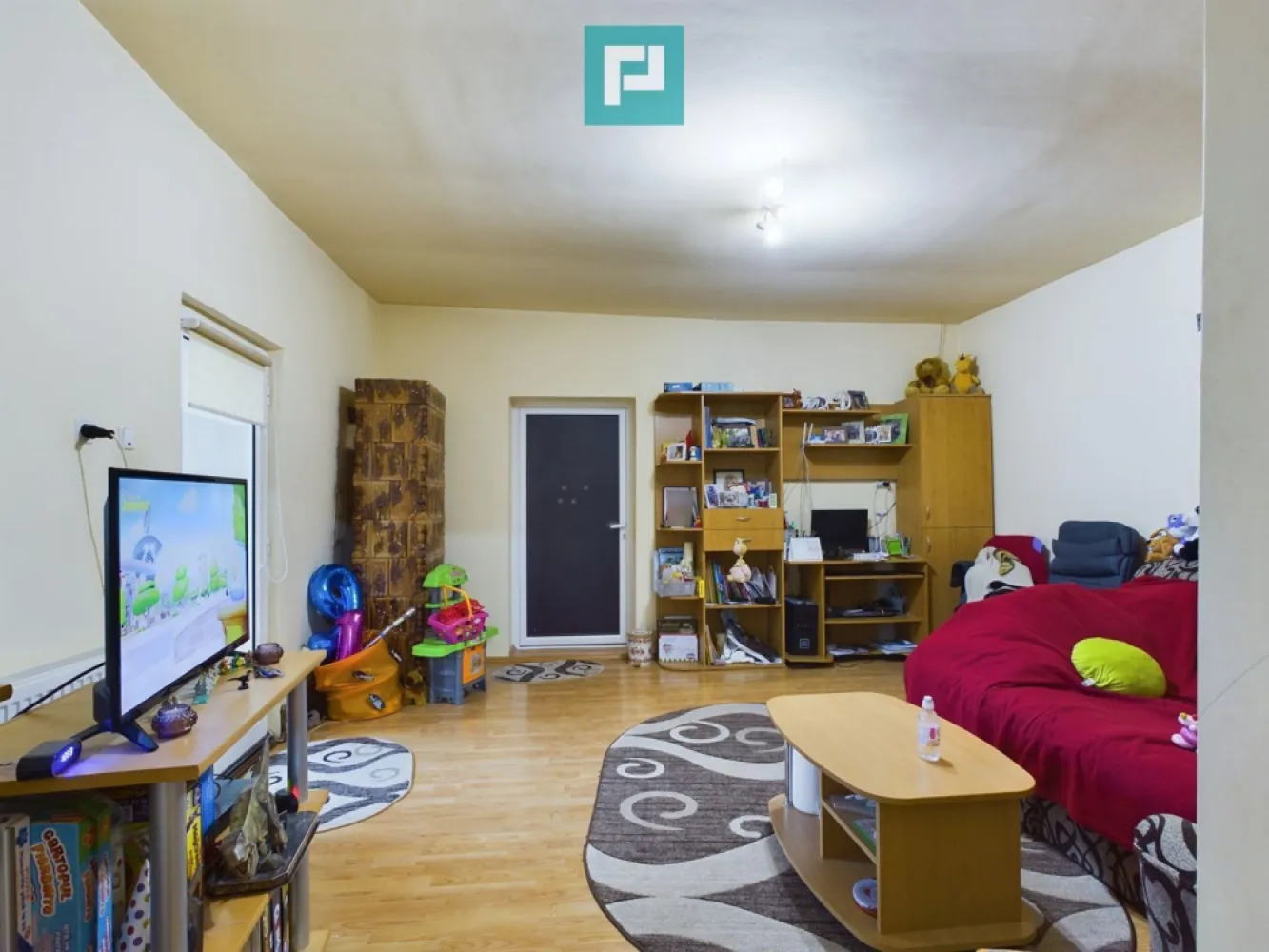 Casă cu 5 camere – Sântana centru, jud. Arad - Property Lab vă prezintă la vânzare o casă ideală pentru o familie numeroasă, situată într-o locație privilegiată, cu un teren generos de 1440mp și un front stradal impresionant de 27m. 
Această proprietate îmbină confortul modern cu farmecul rural, fiind ideală pentru cei care caută un cămin plin de caracter și potențial.
Clădirea principală este compusă din 4 camere spațioase, o baie, un hol generos și un dressing. Veți găsi tot spațiul de care aveți nevoie pentru a vă bucura de confortul unei locuințe primitoare și funcționale.
În plus, beneficiati de o clădire secundară ce include o cameră, o bucătărie și o baie, oferind flexibilitate și posibilitatea de a adapta spațiul în funcție de necesitățile dumneavoastră.
Proprietatea este completată de mai multe anexe ce conţin: cameră, ateliere, depozit, cămară alimente, bucătărie de vară, padocuri, coteţe, porumbar, și un garaj, oferindu-vă toate facilitățile necesare pentru un stil de viață comod și fără griji.
Cu o poziționare privilegiată, aproape de Primărie și de facilitățile orașului Sântana, această casă este o alegere ideală pentru cei care caută să se bucure de toate avantajele vieții urbane într-un cadru liniștit și pitoresc.
Proprietatea dispune de toate utilitățile: 
-curent
-gaz
-apă
-canalizare

Nu ratați șansa de a deveni proprietarul acestei locuințe ideale pentru o familie! 
Contactați-ne pentru mai multe informații și pentru a programa o vizionare! 

Victor Nedelcu - consultant imobiliar PropertyLab
Telefon 0744 772 772