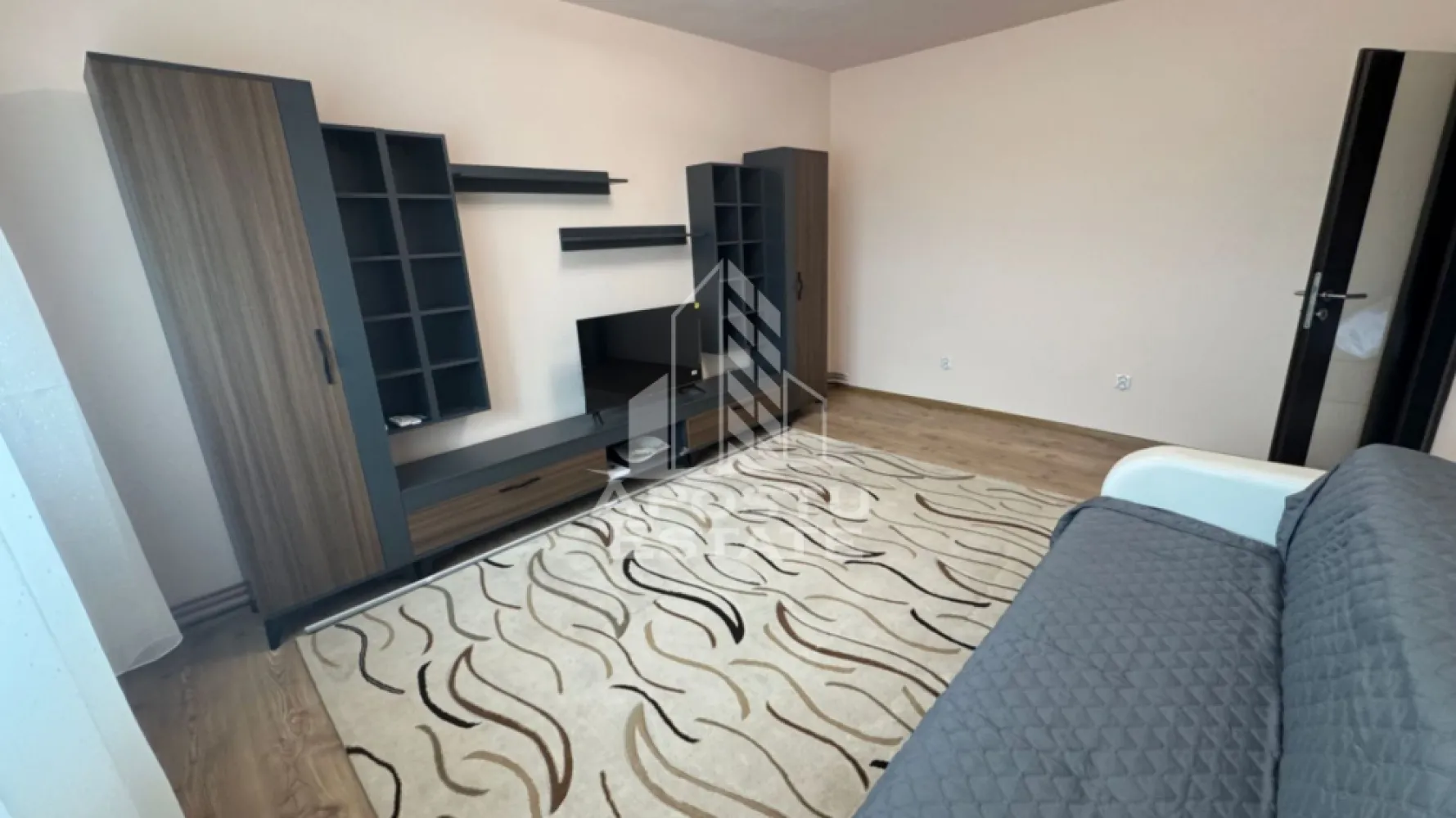 Apartament cu o cameră, de închiriat,zona Complexul studentesc - APOSTU ESTATE va propune spre inchiriere un apartament cu o camere decomandat in Complexul Studentesc.Imobilul se intinde pe o suprafata utila de 45mp si este compartimentat astfel:
 - hol de acces 
- living -
 dormitor
 - bucatarie lunminoasa si spațioasa
- baie 
Apartamentul este complet mobilat si utilat si dispune de:
 - Aer conditionat 
 - Masina de spalat haine
-Incalzirea apartamentului: centrala proprie (incalzire prin calorifere)
 
Acceptăm animale de companie exclusiv câini. Din motive ce țin de confort, igienă și siguranță, accesul pisicilor nu este permis . Nu se accepta sa se fumeze in incinta imobilului. 

Preț: 370€
Garanție: echivalentul a două chirii pentru animale.
Va asteptam cu drag la o vizionare! 
ID intern: CP3092877!