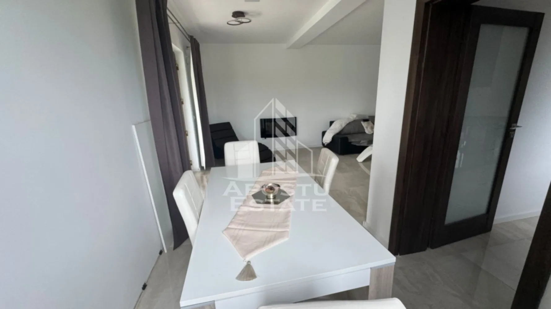 Casa individuala 4 camere,de inchiriat,Zona Giroc - APOSTU ESTATE vă propune spre închiriere o casă individuală modernă și spațioasă, cu o suprafață utilă de 158 mp, situată într-o zonă liniștită, Zona Giroc, cu acces facil către principalele puncte de interes.

Proprietatea este ideală pentru o familie numeroasă sau pentru persoanele care își doresc confort, spațiu și intimitate.

 Compartimentare:
- Living generos și luminos, cu ieșire directă pe terasă 
-2 dormitoare complet mobilate, fiecare cu acces la balcon 
- 1 cameră la parter destinată biroului, ce poate fi amenajată cu ușurință ca dormitor 
- 2 băi complet utilate și mobilate 

 Dotări și beneficii:
-Complet mobilată și utilată 
-Încălzire în pardoseală și centrală termică proprie 
-Mașină de spălat vase 
- Mașină de spălat rufe 
- Combină frigorifică 
-Cuptor electric 
- Hotă 

 Exterior:
-Curte liberă de 324 mp, ideală pentru relaxare și activități în aer liber 
- 3 locuri de parcare 
 
 Condiții:
-Se acceptă animale de companie exclusiv câini 
- Fumatul în interiorul imobilului nu este permis 
- Contract minim: 1 an 

 Condiții financiare:
- Chirie: 1.150 €/lună 
- Garanție: echivalentul a două chirii 

 Vecinătăți:
Profi, Kaufland, școli, benzinărie ESO și alte puncte de interes din zonă.

Această proprietate reprezintă alegerea perfectă pentru cei care caută un cămin modern, confortabil și bine poziționat.

ID: CP2106796!