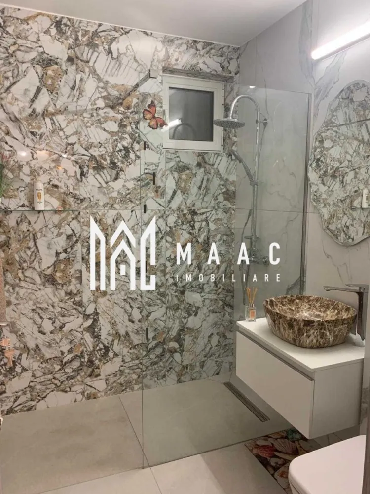 Apartament 2 camere | Etaj 1 | Balcon | Renovat | Central - MAAC Imobiliare propune spre inchiriere un apartament cu 2 camere complet renovat, in zona Centrala (Milea - Dioda - Politie). Apartamentul semidecomandat se afla la etajul 1/4, este mobilat si utilat: pat dublu matrimonial, dulap haine, canapea extensibila, aragaz, cuptor, combina frigorifica, masina spălat rufe, cuptor Microunde, centrala proprie, internet, cablu TV, balcon inchis cu acces din living, debara, camara, dressing pe hol. Amplasamentul blocului este unul avantajos, fiind la 10 minute de mers pe jos de centru si aproape de magazine/ farmacii. Vecinatatea este una foarte linistita. Se percepe o chirie in avans si garantie in cuantumul unei chirii lunare. Disponibilitate imediata. Se inchiriaza pe o perioada de minim 12 luni. Pentru mai multe detalii sau pentru a programa o vizionare, va rugam specificati telefonic: CP2546848