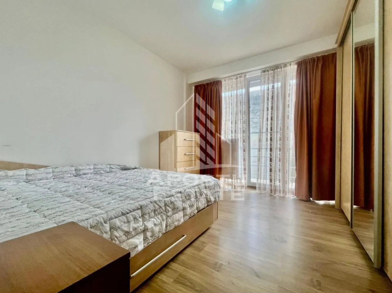 Apartament 3 camere, 98 mp utili, Ultracentral - Apostu Estate va ofera spre inchiriere un apartament modern, construit in 2015, cu suprafata utila de 98 mp, situat la etajul 2.
Apartamentul dispune de 2 camere spatioase si luminoase, ideale pentru confortul unei familii sau al unui cuplu.
Livingul si bucataria sunt amenajate open space, oferind un spatiu generos si primitor.
Locuinta beneficiaza de 3 balcoane, perfecte pentru relaxare si aer curat.
Apartamentul este complet mobilat si utilat, gata pentru mutare imediata.
Este dotat cu centrala proprie pe gaz pentru un consum eficient si confort termic sporit.
De asemenea, dispune de aer conditionat pentru zilele calduroase de vara.
In pret este inclus si un loc de parcare.
Zona este linistita si accesibila, aproape de puncte de interes si mijloace de transport.
Apartamentul este ideal pentru persoane care cauta confort si spatiu generos.
Finisajele sunt moderne si bine intretinute.
Se inchiriaza pe termen lung.
La semnarea contractului se solicita o luna de garantie.
Disponibil imediat pentru vizionare.
Pentru mai multe detalii sau programarea unei vizionari, va rugam sa ne contactati.
ID CP3092610