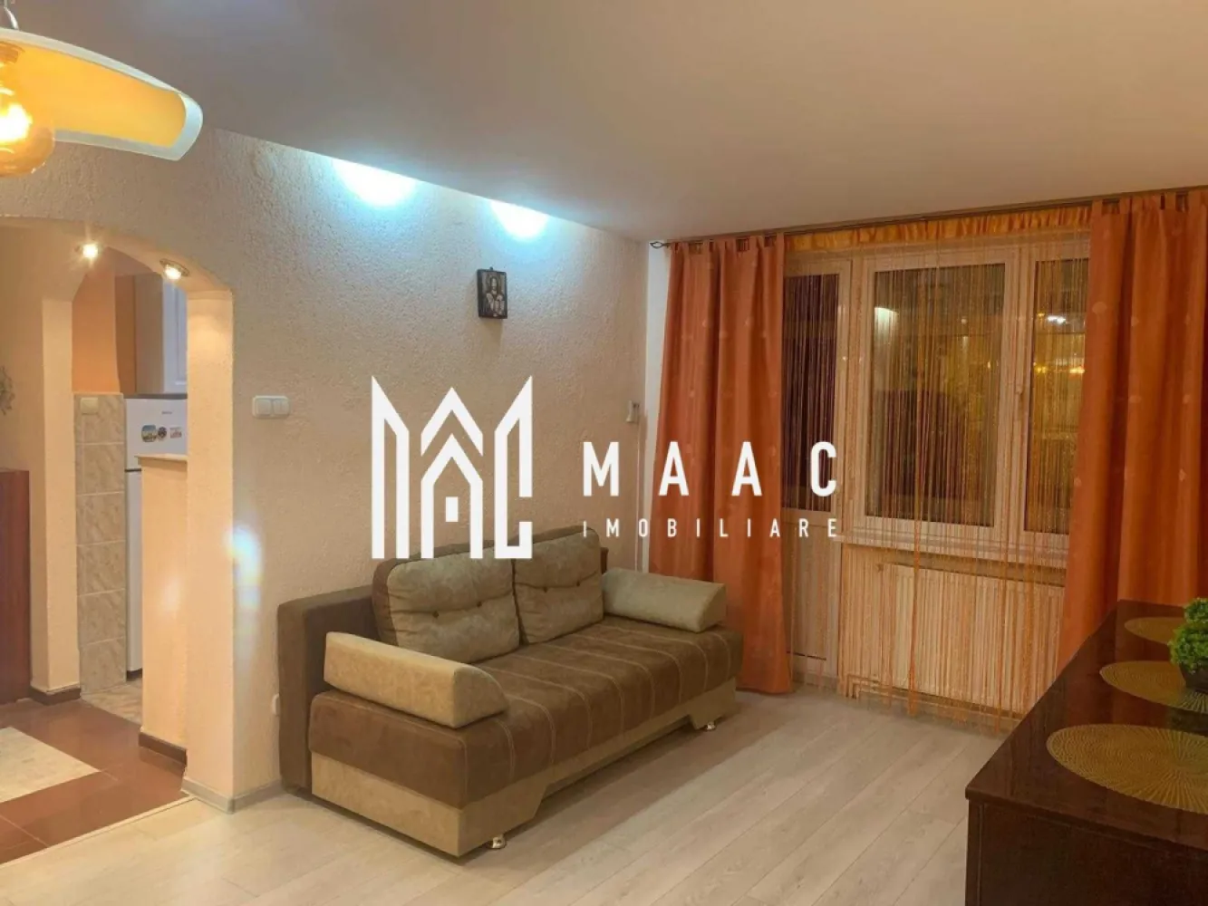 Apartament 2 camere | Etaj 1 | Balcon | Renovat | Central - MAAC Imobiliare propune spre inchiriere un apartament cu 2 camere complet renovat, in zona Centrala (Milea - Dioda - Politie). Apartamentul semidecomandat se afla la etajul 1/4, este mobilat si utilat: pat dublu matrimonial, dulap haine, canapea extensibila, aragaz, cuptor, combina frigorifica, masina spălat rufe, cuptor Microunde, centrala proprie, internet, cablu TV, balcon inchis cu acces din living, debara, camara, dressing pe hol. Amplasamentul blocului este unul avantajos, fiind la 10 minute de mers pe jos de centru si aproape de magazine/ farmacii. Vecinatatea este una foarte linistita. Se percepe o chirie in avans si garantie in cuantumul unei chirii lunare. Disponibilitate imediata. Se inchiriaza pe o perioada de minim 12 luni. Pentru mai multe detalii sau pentru a programa o vizionare, va rugam specificati telefonic: CP2546848
