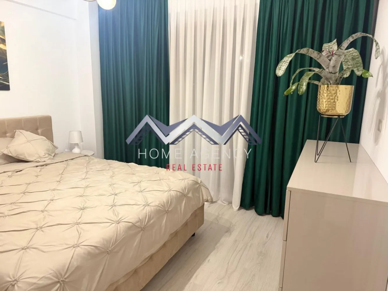 Apartament 2 camere | Otopeni central | include parcare - Vă propunem, spre închiriere, un apartament modern cu 2 camere, situat într-un ansamblu rezidențial nou, ideal pentru cei care își doresc confort, funcționalitate și un ambient elegant.

Locuința beneficiază de o compartimentare practică și aerisită, fiind compusă dintr-un hol lung de acces prevăzut cu dressing generos, living luminos cu bucătărie open-space complet mobilată și utilată, dormitor spațios, baie modernă și balcon generos, perfect pentru relaxare.

Apartamentul este complet mobilat și utilat, cu finisaje moderne și mobilier atent ales pentru a crea un spațiu primitor și funcțional. Zona de living oferă un ambient confortabil, iar bucătăria este integrată armonios în spațiu, fiind dotată cu electrocasnice și multiple spații de depozitare. Dormitorul este spațios și elegant amenajat, iar baia impresionează prin designul modern și finisajele de calitate. În prețul chiriei este inclus și un loc de parcare suprateran, un avantaj important pentru confortul zilnic.

Apartamentul este ideal pentru o persoană sau un cuplu care își dorește o locuință modernă, gata de mutare, într-o zonă liniștită și cu acces rapid către principalele puncte de interes, magazine, DN1, Aeroport etc.

Programează acum o vizionare!