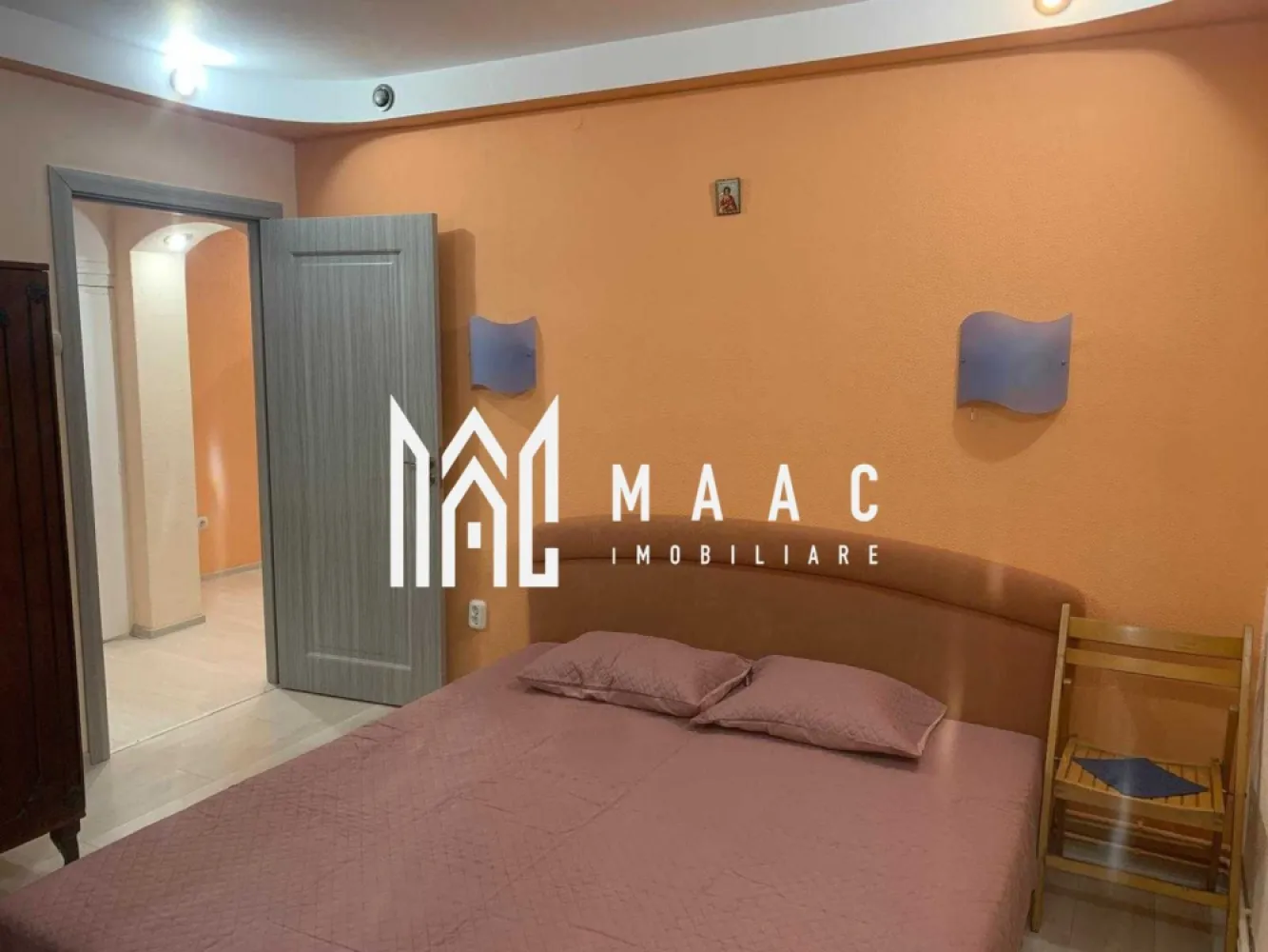 Apartament 2 camere | Etaj 1 | Balcon | Renovat | Central - MAAC Imobiliare propune spre inchiriere un apartament cu 2 camere complet renovat, in zona Centrala (Milea - Dioda - Politie). Apartamentul semidecomandat se afla la etajul 1/4, este mobilat si utilat: pat dublu matrimonial, dulap haine, canapea extensibila, aragaz, cuptor, combina frigorifica, masina spălat rufe, cuptor Microunde, centrala proprie, internet, cablu TV, balcon inchis cu acces din living, debara, camara, dressing pe hol. Amplasamentul blocului este unul avantajos, fiind la 10 minute de mers pe jos de centru si aproape de magazine/ farmacii. Vecinatatea este una foarte linistita. Se percepe o chirie in avans si garantie in cuantumul unei chirii lunare. Disponibilitate imediata. Se inchiriaza pe o perioada de minim 12 luni. Pentru mai multe detalii sau pentru a programa o vizionare, va rugam specificati telefonic: CP2546848