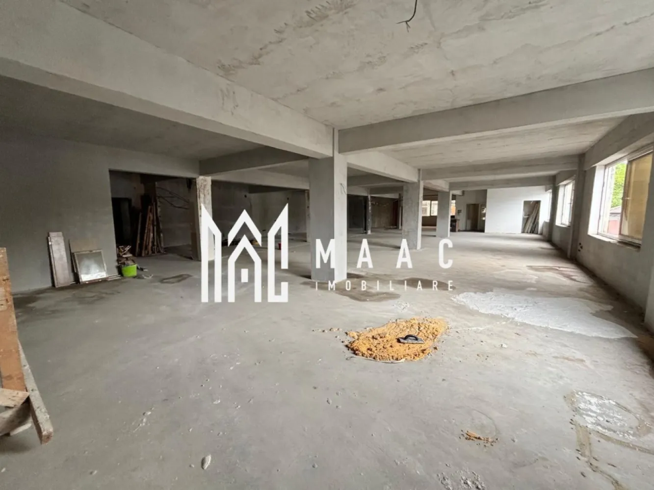 Spatiu comercial | Etaj 1 | 600 MPU | Central - MAAC Imobiliare vă propune spre închiriere un spațiu comercial situat în zona centrală a Sibiului, la etajul 1, potrivit pentru activități comerciale, birouri sau servicii.

Proprietatea beneficiază de suprafață generoasă și multiple posibilități de compartimentare și amenajare, în funcție de activitatea desfășurată.

Detalii spațiu
Suprafață utilă: 600 mp
Etaj 1
Compartimentare:
salon/open space
grup sanitar
casa scării principală
casa scării secundară cu acces în curtea din spate
Avantaje și beneficii
Suprafață mare, flexibilă pentru diferite activități
Acces facil
Două căi de acces
Poziționare centrală
Vizibilitate bună
Posibilitate personalizare și amenajare după necesități
Informații importante
Spațiul necesită investiții pentru amenajările interioare
Ideal pentru afaceri care doresc amenajare personalizată
Pretabil pentru

 clinică medicală
 sală fitness
 birouri
 showroom
 centru educațional
 salon
 spațiu comercial
 activități horeca
 sediu firmă

Avantaje locație
Zonă centrală Sibiu
Acces rapid către principalele puncte de interes
Aproape de mijloace de transport, magazine și instituții

Pentru mai multe informații sau pentru a programa o vizionare, nu ezitați să ne contactați, specificand ID: CP3101018