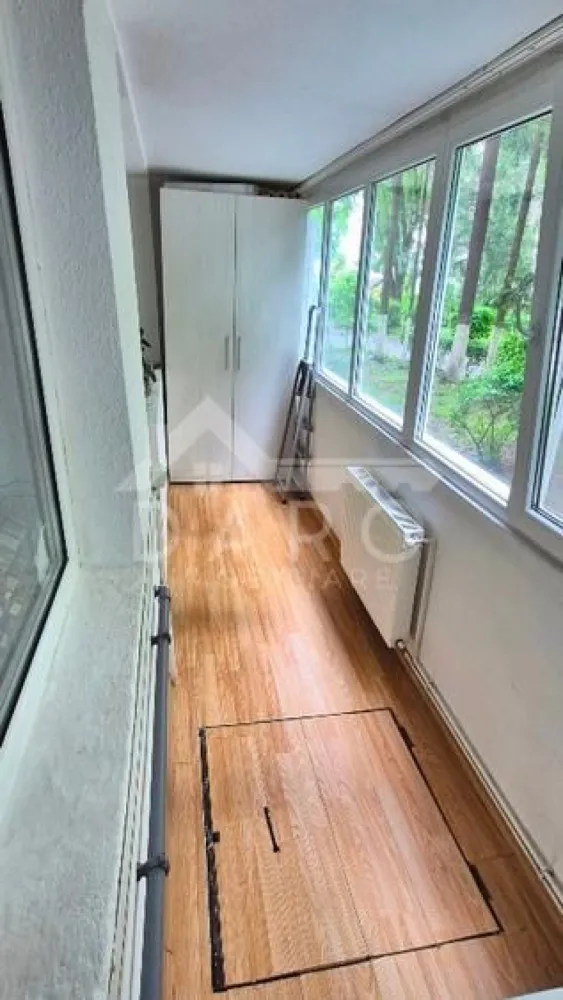 2 camere decomandate , in Aleea Carpati , zona linistita. - 🔥 COMISION ZERO PENTRU CUMPĂRĂTORI 🔥
🏡 Apartament 2 camere decomandat | 47 mp utili | Aleea Carpați – Târgu Mureș
Un apartament care îmbină perfect confortul, liniștea și poziționarea excelentă, situat într-una dintre cele mai apreciate zone din oraș – chiar lângă faleza Mureșului. 🌳🌊
✨ Avantaje care fac diferența:
🧭 Zonă liniștită, verde, ideală pentru relaxare și familie
🌀 Apartament răcoros vara – fără necesitatea aerului condiționat
☀️ Izolat termic interior și exterior
🌳 Balcon închis cu termopan, cu vedere superbă la parc
🧱 Pivniță proprie generoasă, cu acces direct din balcon
🏙 Aproape de tot ce contează: supermarketuri, școli, grădiniță, stație de autobuz, săli fitness, farmacii, bazin olimpic și Complex Weekend
🚗 La doar 5 minute de centrul orașului și 7 minute de UMF și spitale
📐 Compartimentare:
🏛 Hol pătrat, foarte spațios
🛋 Living luminos
🛏 Dormitor
🍽 Bucătărie
🛁 Baie cu cadă și geam
🪟 Balcon 6 mp cu vedere spre parc
🚪 Pivniță proprie
🌟 Dotări:
✔️ Centrală termică proprie
✔️ Geamuri termopan
✔️ Cuptor electric + plită pe gaz
✔️ Frigider
✔️ Mașină de spălat rufe
✔️ Gresie, faianță, parchet renovate
✔️ Parcări disponibile în zonă
🛋 Se vinde complet mobilat și utilat
💸 Preț: 97.500 euro

📞 Pentru detalii și programarea unei vizionări:
Coman Maria –

🏦 Te ajutăm să obții un credit bancar avantajos prin – analiză gratuită, suport complet și acces la oferte de la peste 12 bănci comerciale.
