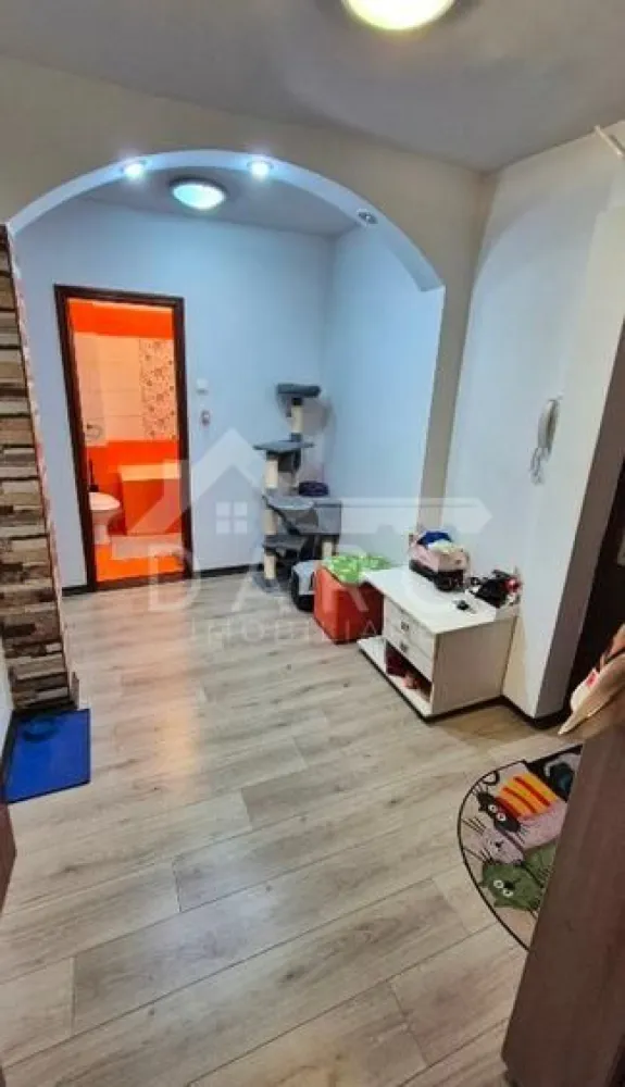 2 camere decomandate , in Aleea Carpati , zona linistita. - 🔥 COMISION ZERO PENTRU CUMPĂRĂTORI 🔥
🏡 Apartament 2 camere decomandat | 47 mp utili | Aleea Carpați – Târgu Mureș
Un apartament care îmbină perfect confortul, liniștea și poziționarea excelentă, situat într-una dintre cele mai apreciate zone din oraș – chiar lângă faleza Mureșului. 🌳🌊
✨ Avantaje care fac diferența:
🧭 Zonă liniștită, verde, ideală pentru relaxare și familie
🌀 Apartament răcoros vara – fără necesitatea aerului condiționat
☀️ Izolat termic interior și exterior
🌳 Balcon închis cu termopan, cu vedere superbă la parc
🧱 Pivniță proprie generoasă, cu acces direct din balcon
🏙 Aproape de tot ce contează: supermarketuri, școli, grădiniță, stație de autobuz, săli fitness, farmacii, bazin olimpic și Complex Weekend
🚗 La doar 5 minute de centrul orașului și 7 minute de UMF și spitale
📐 Compartimentare:
🏛 Hol pătrat, foarte spațios
🛋 Living luminos
🛏 Dormitor
🍽 Bucătărie
🛁 Baie cu cadă și geam
🪟 Balcon 6 mp cu vedere spre parc
🚪 Pivniță proprie
🌟 Dotări:
✔️ Centrală termică proprie
✔️ Geamuri termopan
✔️ Cuptor electric + plită pe gaz
✔️ Frigider
✔️ Mașină de spălat rufe
✔️ Gresie, faianță, parchet renovate
✔️ Parcări disponibile în zonă
🛋 Se vinde complet mobilat și utilat
💸 Preț: 97.500 euro

📞 Pentru detalii și programarea unei vizionări:
Coman Maria –

🏦 Te ajutăm să obții un credit bancar avantajos prin – analiză gratuită, suport complet și acces la oferte de la peste 12 bănci comerciale.
