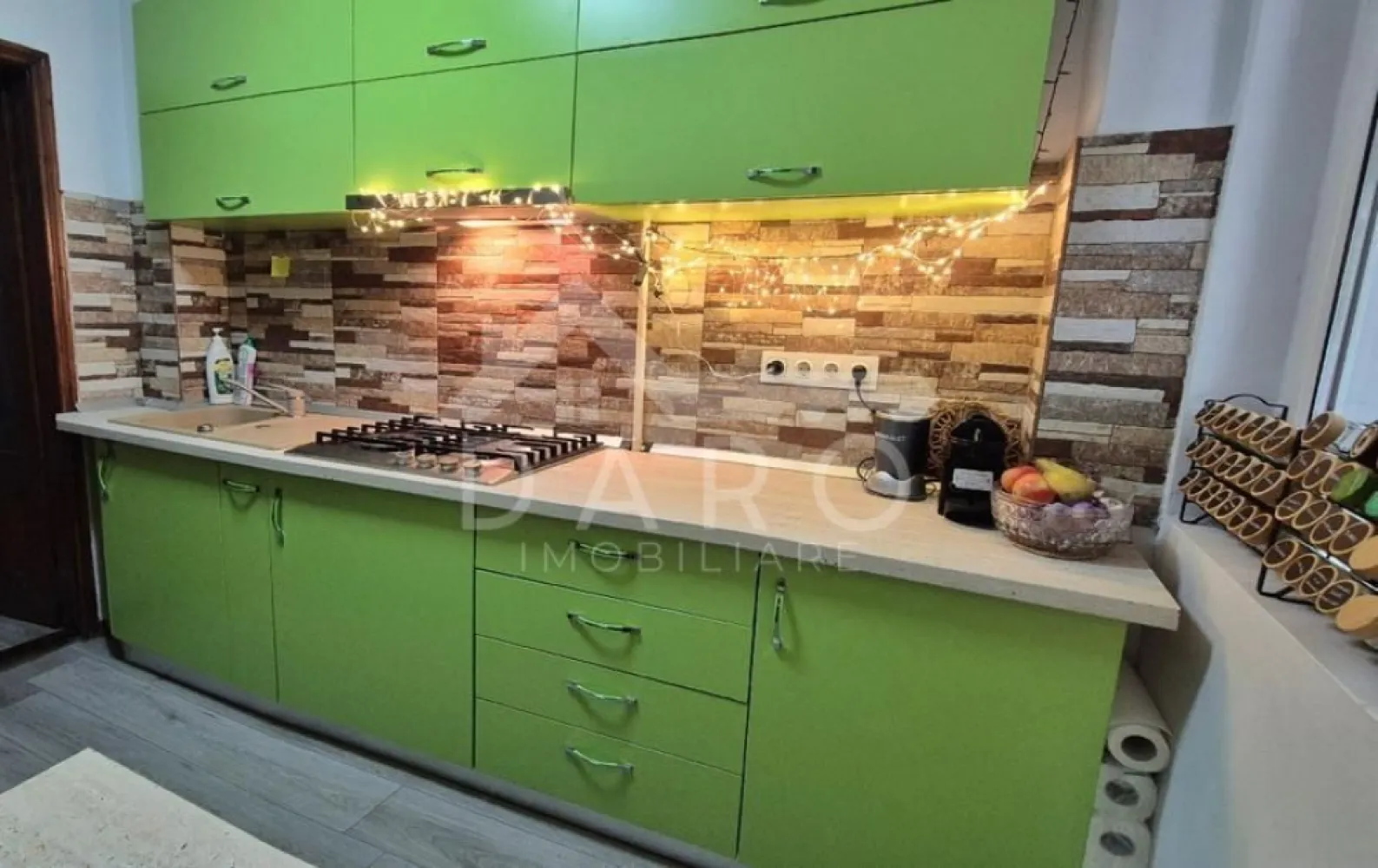 2 camere decomandate , in Aleea Carpati , zona linistita. - 🔥 COMISION ZERO PENTRU CUMPĂRĂTORI 🔥
🏡 Apartament 2 camere decomandat | 47 mp utili | Aleea Carpați – Târgu Mureș
Un apartament care îmbină perfect confortul, liniștea și poziționarea excelentă, situat într-una dintre cele mai apreciate zone din oraș – chiar lângă faleza Mureșului. 🌳🌊
✨ Avantaje care fac diferența:
🧭 Zonă liniștită, verde, ideală pentru relaxare și familie
🌀 Apartament răcoros vara – fără necesitatea aerului condiționat
☀️ Izolat termic interior și exterior
🌳 Balcon închis cu termopan, cu vedere superbă la parc
🧱 Pivniță proprie generoasă, cu acces direct din balcon
🏙 Aproape de tot ce contează: supermarketuri, școli, grădiniță, stație de autobuz, săli fitness, farmacii, bazin olimpic și Complex Weekend
🚗 La doar 5 minute de centrul orașului și 7 minute de UMF și spitale
📐 Compartimentare:
🏛 Hol pătrat, foarte spațios
🛋 Living luminos
🛏 Dormitor
🍽 Bucătărie
🛁 Baie cu cadă și geam
🪟 Balcon 6 mp cu vedere spre parc
🚪 Pivniță proprie
🌟 Dotări:
✔️ Centrală termică proprie
✔️ Geamuri termopan
✔️ Cuptor electric + plită pe gaz
✔️ Frigider
✔️ Mașină de spălat rufe
✔️ Gresie, faianță, parchet renovate
✔️ Parcări disponibile în zonă
🛋 Se vinde complet mobilat și utilat
💸 Preț: 97.500 euro

📞 Pentru detalii și programarea unei vizionări:
Coman Maria –

🏦 Te ajutăm să obții un credit bancar avantajos prin – analiză gratuită, suport complet și acces la oferte de la peste 12 bănci comerciale.