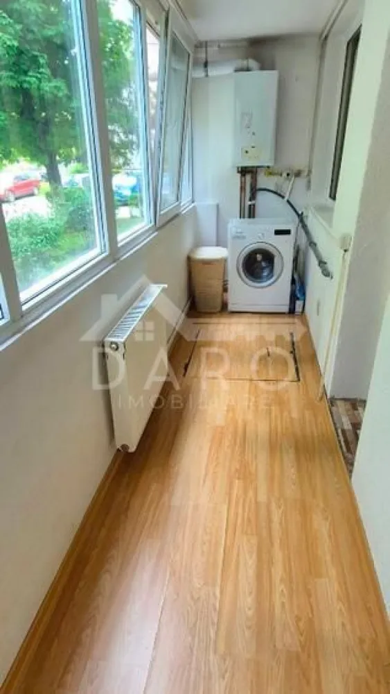 2 camere decomandate , in Aleea Carpati , zona linistita. - 🔥 COMISION ZERO PENTRU CUMPĂRĂTORI 🔥
🏡 Apartament 2 camere decomandat | 47 mp utili | Aleea Carpați – Târgu Mureș
Un apartament care îmbină perfect confortul, liniștea și poziționarea excelentă, situat într-una dintre cele mai apreciate zone din oraș – chiar lângă faleza Mureșului. 🌳🌊
✨ Avantaje care fac diferența:
🧭 Zonă liniștită, verde, ideală pentru relaxare și familie
🌀 Apartament răcoros vara – fără necesitatea aerului condiționat
☀️ Izolat termic interior și exterior
🌳 Balcon închis cu termopan, cu vedere superbă la parc
🧱 Pivniță proprie generoasă, cu acces direct din balcon
🏙 Aproape de tot ce contează: supermarketuri, școli, grădiniță, stație de autobuz, săli fitness, farmacii, bazin olimpic și Complex Weekend
🚗 La doar 5 minute de centrul orașului și 7 minute de UMF și spitale
📐 Compartimentare:
🏛 Hol pătrat, foarte spațios
🛋 Living luminos
🛏 Dormitor
🍽 Bucătărie
🛁 Baie cu cadă și geam
🪟 Balcon 6 mp cu vedere spre parc
🚪 Pivniță proprie
🌟 Dotări:
✔️ Centrală termică proprie
✔️ Geamuri termopan
✔️ Cuptor electric + plită pe gaz
✔️ Frigider
✔️ Mașină de spălat rufe
✔️ Gresie, faianță, parchet renovate
✔️ Parcări disponibile în zonă
🛋 Se vinde complet mobilat și utilat
💸 Preț: 97.500 euro

📞 Pentru detalii și programarea unei vizionări:
Coman Maria –

🏦 Te ajutăm să obții un credit bancar avantajos prin – analiză gratuită, suport complet și acces la oferte de la peste 12 bănci comerciale.