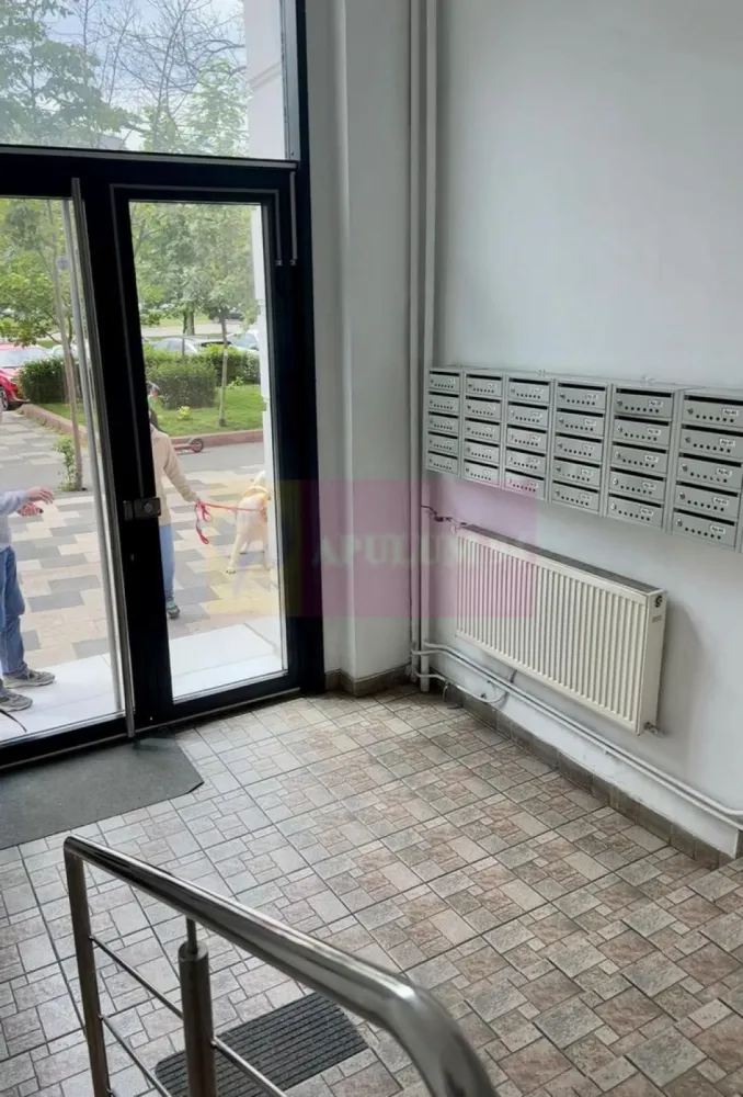 3 camere in rondul Alba Iulia, amenajari Premium - Va oferim spre vanzare un apartament de 3 camere in rondul Alba Iulia, stradal, la etajul 5/10, cu vederea integral in rond, renovat recent si mobilat LUX. Apartamentul este modificat astfel incat sa creeze un spatiu cat mai confortant. Este ideal pentru cupluri tinere sau single. 
Toate balcoanele incluse in camere. 
Tot mobilierul este nou la prima utilizare.
Apartamentul dispune de un singur grup sanitar.
Pentru detaii si vizionari contactati Dona Camelia 0733683461.