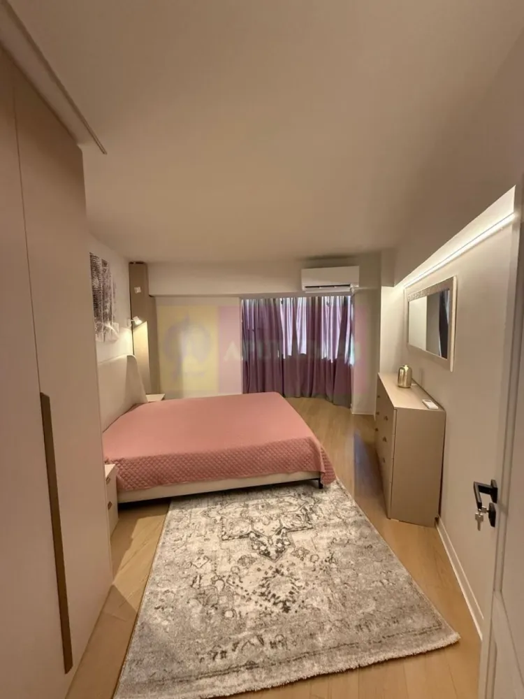 3 camere in rondul Alba Iulia, amenajari Premium - Va oferim spre vanzare un apartament de 3 camere in rondul Alba Iulia, stradal, la etajul 5/10, cu vederea integral in rond, renovat recent si mobilat LUX. Apartamentul este modificat astfel incat sa creeze un spatiu cat mai confortant. Este ideal pentru cupluri tinere sau single. 
Toate balcoanele incluse in camere. 
Tot mobilierul este nou la prima utilizare.
Apartamentul dispune de un singur grup sanitar.
Pentru detaii si vizionari contactati Dona Camelia 0733683461.