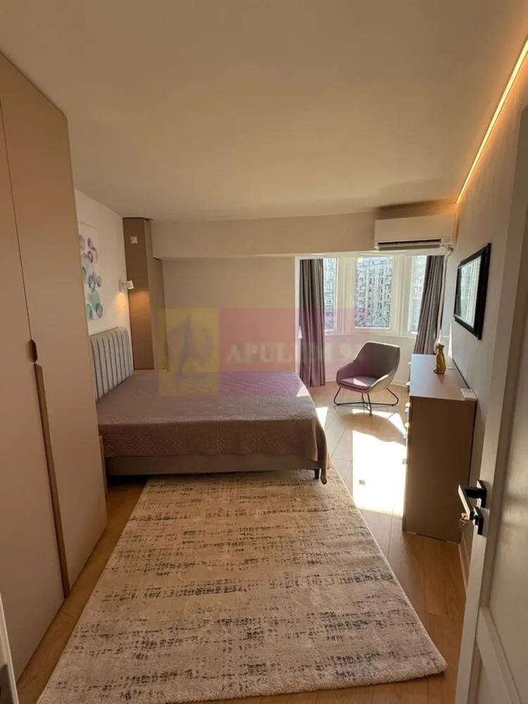 3 camere in rondul Alba Iulia, amenajari Premium - Va oferim spre vanzare un apartament de 3 camere in rondul Alba Iulia, stradal, la etajul 5/10, cu vederea integral in rond, renovat recent si mobilat LUX. Apartamentul este modificat astfel incat sa creeze un spatiu cat mai confortant. Este ideal pentru cupluri tinere sau single. 
Toate balcoanele incluse in camere. 
Tot mobilierul este nou la prima utilizare.
Apartamentul dispune de un singur grup sanitar.
Pentru detaii si vizionari contactati Dona Camelia 0733683461.