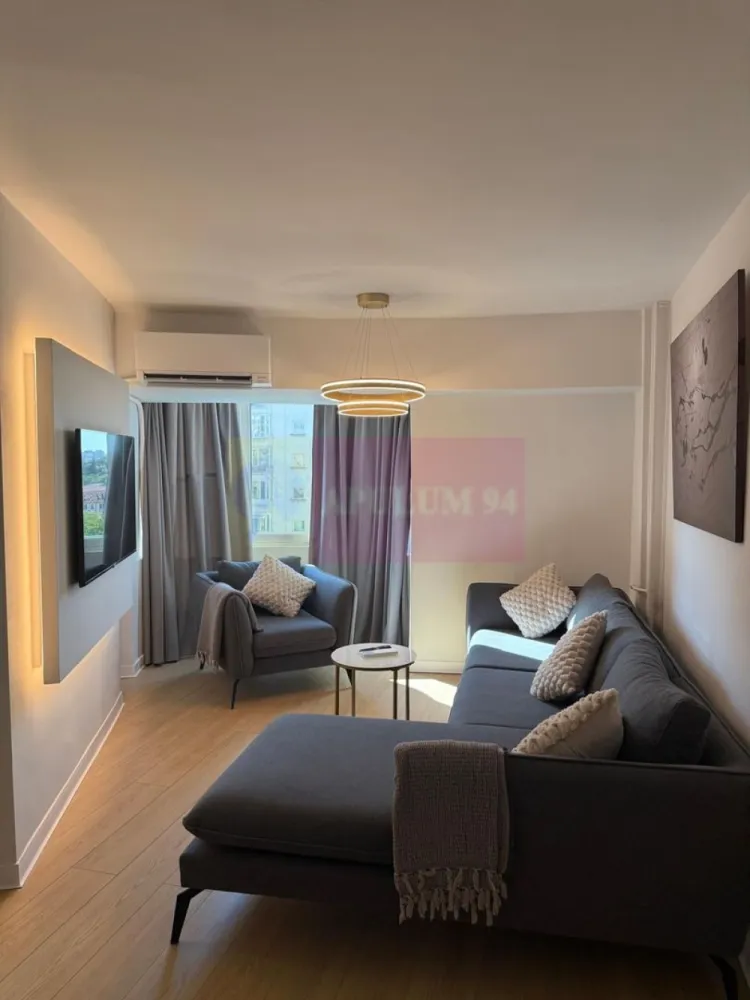 3 camere in rondul Alba Iulia, amenajari Premium - Va oferim spre vanzare un apartament de 3 camere in rondul Alba Iulia, stradal, la etajul 5/10, cu vederea integral in rond, renovat recent si mobilat LUX. Apartamentul este modificat astfel incat sa creeze un spatiu cat mai confortant. Este ideal pentru cupluri tinere sau single. 
Toate balcoanele incluse in camere. 
Tot mobilierul este nou la prima utilizare.
Apartamentul dispune de un singur grup sanitar.
Pentru detaii si vizionari contactati Dona Camelia 0733683461.