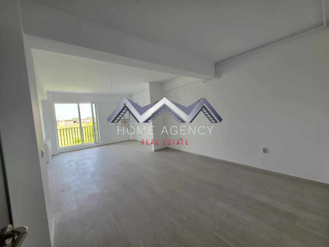 Apartament 2 camere Otopeni | preț final | DIRECT DEZVOLTATOR - Descoperă un apartament cu 2 camere foarte spațios, situat într-un ansamblu rezidențial nou din Otopeni — ideal pentru locuit, cu acces rapid către București și facilități moderne incluse.

Compartimentarea este foarte funcțională: zonă de zi open-space, hol, acces spre balcon din ambele camere – atât din living, cât și din dormitor și baie spațioasă.

Apartamentele sunt finalizate și se predau la cheie, cu finisaje moderne, baie complet echipată (gresie, faianță, obiecte sanitare) și centrală termică proprie.

Avantaje cheie:
- Apartamente foarte spațioase și ușor de amenajat
- Finisaje complete, baie utilată, centrală proprie – predare la cheie, racordat la toate utilitățile publice
- Comision 0% – achiziție direct de la dezvoltator
- 1 loc de parcare inclus
- Mai multe disponibilități, în funcție de preferințe
- Poziționare excelentă în Otopeni, cu acces rapid la DN1, Aeroportul Henri Coandă, centre comerciale și mijloace de transport

Prețul afișat este final, include TVA!
Apartamentul se vinde nemobilat, pozele prezentate reprezintă sugestii de amenajare.

Programează acum o vizionare!