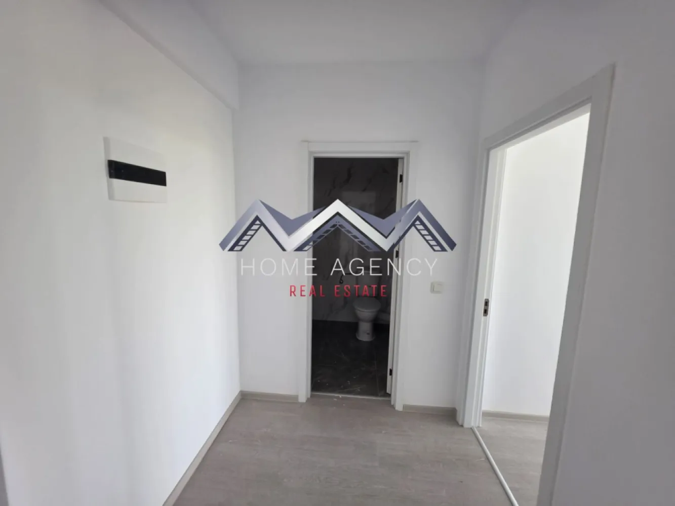 Apartament 2 camere Otopeni | preț final | DIRECT DEZVOLTATOR - Descoperă un apartament cu 2 camere foarte spațios, situat într-un ansamblu rezidențial nou din Otopeni — ideal pentru locuit, cu acces rapid către București și facilități moderne incluse.

Compartimentarea este foarte funcțională: zonă de zi open-space, hol, acces spre balcon din ambele camere – atât din living, cât și din dormitor și baie spațioasă.

Apartamentele sunt finalizate și se predau la cheie, cu finisaje moderne, baie complet echipată (gresie, faianță, obiecte sanitare) și centrală termică proprie.

Avantaje cheie:
- Apartamente foarte spațioase și ușor de amenajat
- Finisaje complete, baie utilată, centrală proprie – predare la cheie, racordat la toate utilitățile publice
- Comision 0% – achiziție direct de la dezvoltator
- 1 loc de parcare inclus
- Mai multe disponibilități, în funcție de preferințe
- Poziționare excelentă în Otopeni, cu acces rapid la DN1, Aeroportul Henri Coandă, centre comerciale și mijloace de transport

Prețul afișat este final, include TVA!
Apartamentul se vinde nemobilat, pozele prezentate reprezintă sugestii de amenajare.

Programează acum o vizionare!