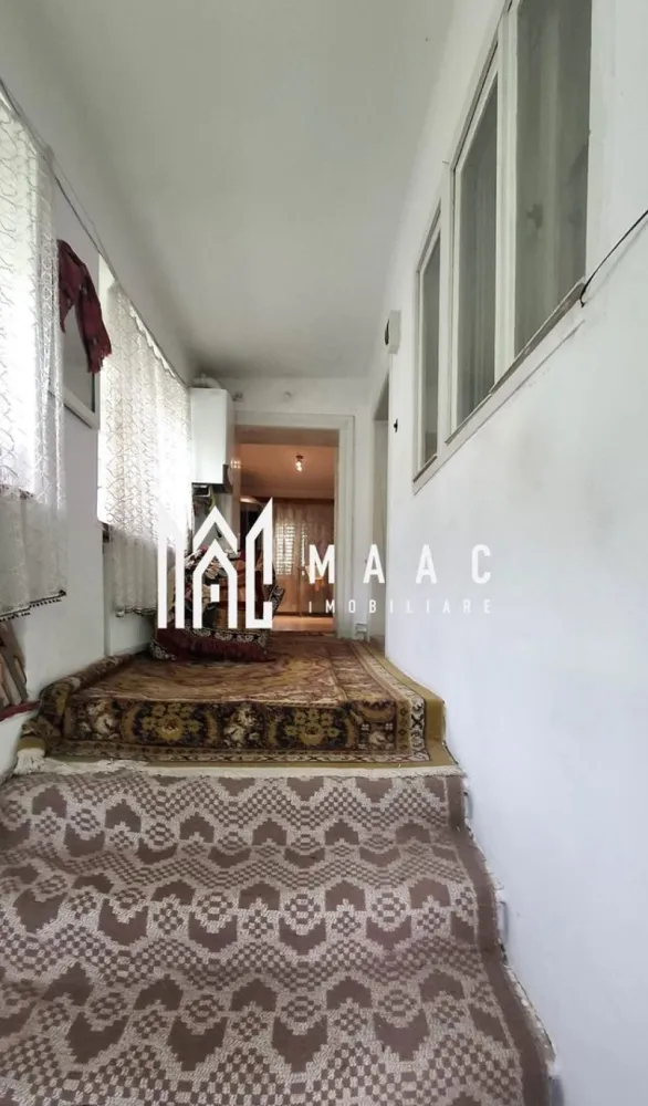 Casa individuala 3 camere I 1500 m teren I Central I Marpod - Supunem atentiei dumneavoastra o casa individuala situata in Marpod, zona centrala, in apropiere de toate punctele de interes ale localitatii.

Proprietatea, de tip sasesc, cu o descidere de cca 13 ml, pe un singur nivel, mai inalt, amplasata la strada, cu pozitionare pe Sud-Est, a fost finalizata in 1969. Cuprinde doua camere mari, baie, hol de acces-in corpul principal si inca o camera + bucatarie, cuptor de paine-in corpul secundar. In continuarea acestor cladiri sunt alipite si alte anexe pentru depozitare, atelier, etc
La subsol -pivnita, formata din 3 incaperi, cu aerisire. Se intinde sub tot corpul principal. 

Locuinta este conectata la toate utilitatile: apa, canalizare (de la retea), curent, gaz. 
Incalzirea se realizeaza cu centrala termica pe gaz dar si exista si soba functionala.

Curtea permite accesul auto. In plan secund - garaj. In spatele acestuia -sura.
Casa are acoperisul schimbat dar interiorul necesita modernizare/renovare.

Terenul, generos-1500mp- permite amenajarea unor spatii pentru relaxare, gradina, livada, etc

Disponibila imediat. Acte in regula. 

Oaza de verdeata, liniste si echilibru, intr-o comunitate frumoasa, pitoreasca.

Pentru mai multe detalii precizati telefonic ca ati vazut anuntul cu ID: CP3101021