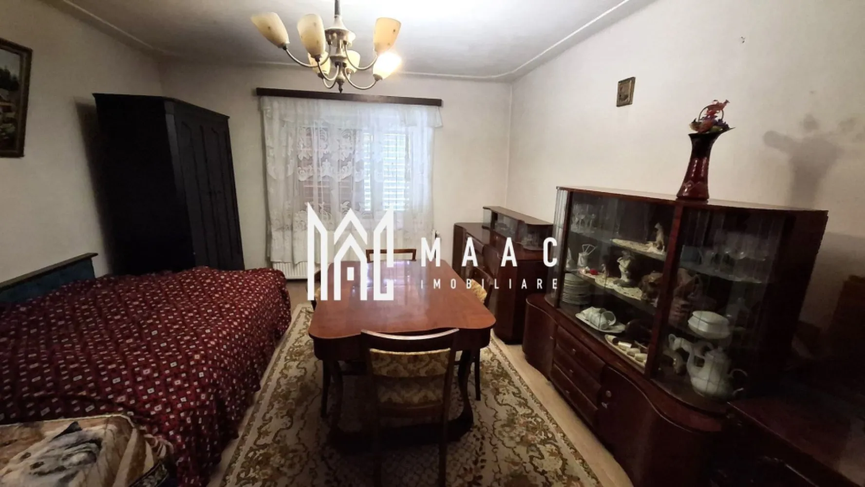 Casa individuala 3 camere I 1500 m teren I Central I Marpod - Supunem atentiei dumneavoastra o casa individuala situata in Marpod, zona centrala, in apropiere de toate punctele de interes ale localitatii.

Proprietatea, de tip sasesc, cu o descidere de cca 13 ml, pe un singur nivel, mai inalt, amplasata la strada, cu pozitionare pe Sud-Est, a fost finalizata in 1969. Cuprinde doua camere mari, baie, hol de acces-in corpul principal si inca o camera + bucatarie, cuptor de paine-in corpul secundar. In continuarea acestor cladiri sunt alipite si alte anexe pentru depozitare, atelier, etc
La subsol -pivnita, formata din 3 incaperi, cu aerisire. Se intinde sub tot corpul principal. 

Locuinta este conectata la toate utilitatile: apa, canalizare (de la retea), curent, gaz. 
Incalzirea se realizeaza cu centrala termica pe gaz dar si exista si soba functionala.

Curtea permite accesul auto. In plan secund - garaj. In spatele acestuia -sura.
Casa are acoperisul schimbat dar interiorul necesita modernizare/renovare.

Terenul, generos-1500mp- permite amenajarea unor spatii pentru relaxare, gradina, livada, etc

Disponibila imediat. Acte in regula. 

Oaza de verdeata, liniste si echilibru, intr-o comunitate frumoasa, pitoreasca.

Pentru mai multe detalii precizati telefonic ca ati vazut anuntul cu ID: CP3101021