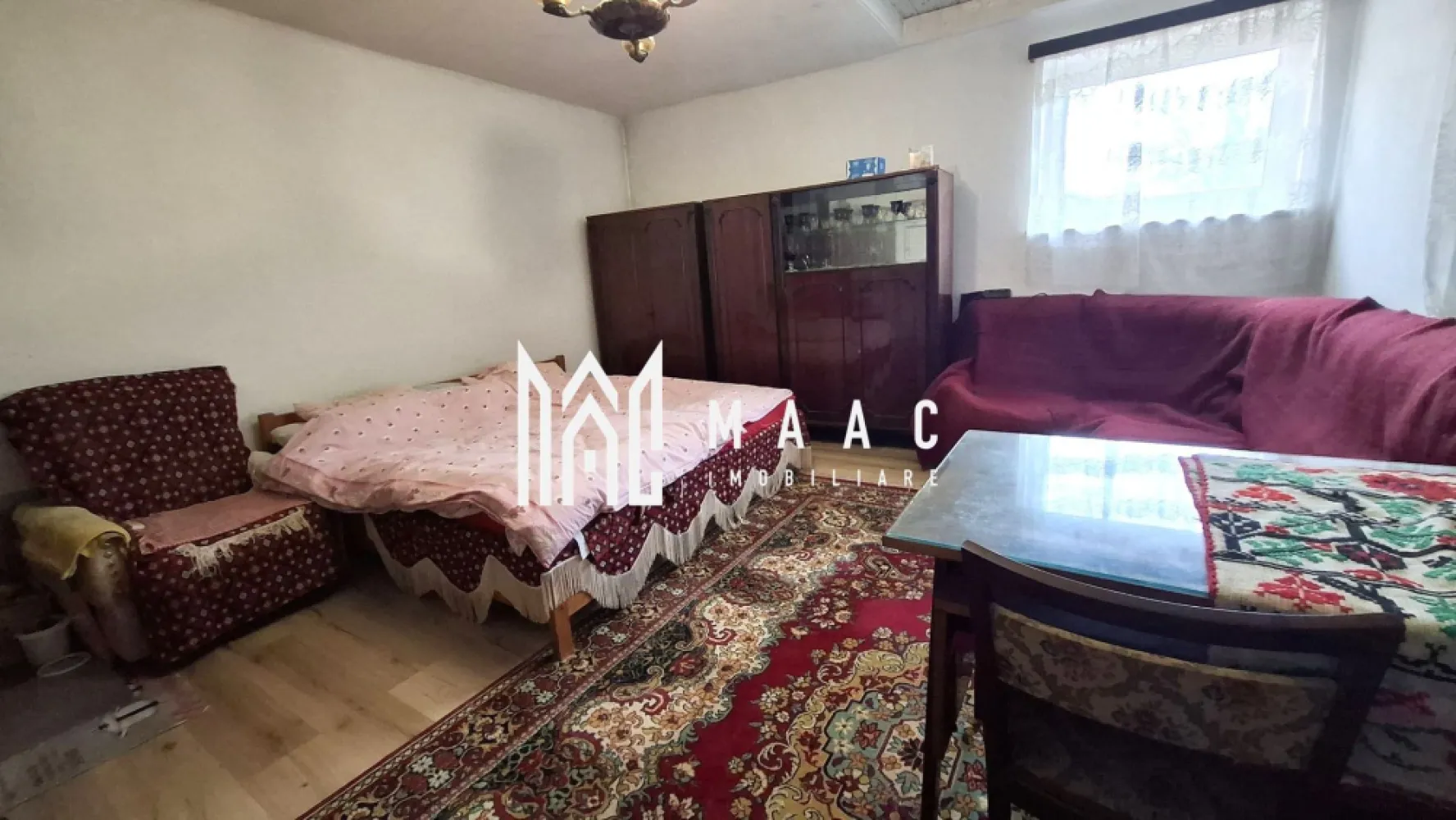Casa individuala 3 camere I 1500 m teren I Central I Marpod - Supunem atentiei dumneavoastra o casa individuala situata in Marpod, zona centrala, in apropiere de toate punctele de interes ale localitatii.

Proprietatea, de tip sasesc, cu o descidere de cca 13 ml, pe un singur nivel, mai inalt, amplasata la strada, cu pozitionare pe Sud-Est, a fost finalizata in 1969. Cuprinde doua camere mari, baie, hol de acces-in corpul principal si inca o camera + bucatarie, cuptor de paine-in corpul secundar. In continuarea acestor cladiri sunt alipite si alte anexe pentru depozitare, atelier, etc
La subsol -pivnita, formata din 3 incaperi, cu aerisire. Se intinde sub tot corpul principal. 

Locuinta este conectata la toate utilitatile: apa, canalizare (de la retea), curent, gaz. 
Incalzirea se realizeaza cu centrala termica pe gaz dar si exista si soba functionala.

Curtea permite accesul auto. In plan secund - garaj. In spatele acestuia -sura.
Casa are acoperisul schimbat dar interiorul necesita modernizare/renovare.

Terenul, generos-1500mp- permite amenajarea unor spatii pentru relaxare, gradina, livada, etc

Disponibila imediat. Acte in regula. 

Oaza de verdeata, liniste si echilibru, intr-o comunitate frumoasa, pitoreasca.

Pentru mai multe detalii precizati telefonic ca ati vazut anuntul cu ID: CP3101021