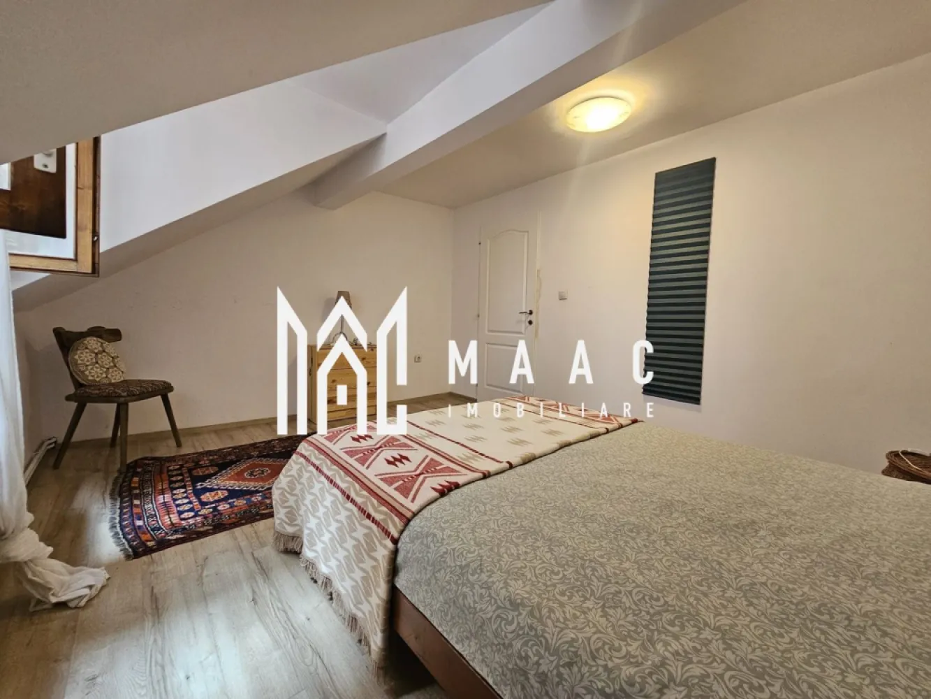 Casa individuala cu afacere la cheie | 140 mp | Central - MAAC Imobiliare vă prezintă o oportunitate deosebită: Casă in zona centrala de vânzare cu afacere inclusă.

Caracteristici principale:

Suprafață utilă: 140 mp
3 apartamente și un studio la mansardă, complet mobilate și utilate, fiecare cu finisaje premium
Livinguri spațioase: Decorate cu mobilier de lux, ideale pentru petrecerea timpului liber
Dormitoare elegante: Confortabile și atent finisate, pentru un somn de calitate
Bucătării moderne: Complet echipate, cu electrocasnice de ultimă generație
Băi de lux: Finisaje de top, oferind o atmosferă relaxantă, tip spa
Studio la mansardă: Spațiu versatil, perfect pentru birou, relaxare sau un apartament de sine stătător
Dotări suplimentare:

Sisteme smart home: Control automatizat al temperaturii și iluminatului
Panouri solare: Economie de energie și sustenabilitate
Spații verzi și terase: Grădini frumos amenajate și terase perfecte pentru relaxare
Distribuție apartamente:

Primul apartament: Dormitor, chicinetă, living, cămară și baie
Al doilea apartament: 2 dormitoare, 2 băi, chicinetă și living open-space
Al treilea apartament: 2 dormitoare, bucătărie, baie și hol
Locație: Situată într-o zonă exclusivistă, aproape de facilități și centrul orașului, oferind un echilibru perfect între liniște și accesibilitate.

Pentru mai multe detalii precizati telefonic ca ati vazut anuntul cu ID : CP2108227