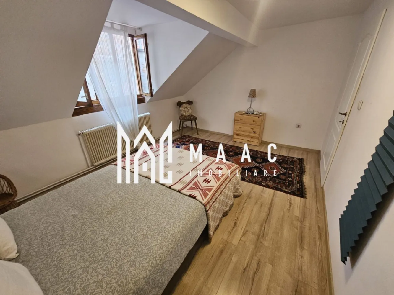 Casa individuala cu afacere la cheie | 140 mp | Central - MAAC Imobiliare vă prezintă o oportunitate deosebită: Casă in zona centrala de vânzare cu afacere inclusă.

Caracteristici principale:

Suprafață utilă: 140 mp
3 apartamente și un studio la mansardă, complet mobilate și utilate, fiecare cu finisaje premium
Livinguri spațioase: Decorate cu mobilier de lux, ideale pentru petrecerea timpului liber
Dormitoare elegante: Confortabile și atent finisate, pentru un somn de calitate
Bucătării moderne: Complet echipate, cu electrocasnice de ultimă generație
Băi de lux: Finisaje de top, oferind o atmosferă relaxantă, tip spa
Studio la mansardă: Spațiu versatil, perfect pentru birou, relaxare sau un apartament de sine stătător
Dotări suplimentare:

Sisteme smart home: Control automatizat al temperaturii și iluminatului
Panouri solare: Economie de energie și sustenabilitate
Spații verzi și terase: Grădini frumos amenajate și terase perfecte pentru relaxare
Distribuție apartamente:

Primul apartament: Dormitor, chicinetă, living, cămară și baie
Al doilea apartament: 2 dormitoare, 2 băi, chicinetă și living open-space
Al treilea apartament: 2 dormitoare, bucătărie, baie și hol
Locație: Situată într-o zonă exclusivistă, aproape de facilități și centrul orașului, oferind un echilibru perfect între liniște și accesibilitate.

Pentru mai multe detalii precizati telefonic ca ati vazut anuntul cu ID : CP2108227