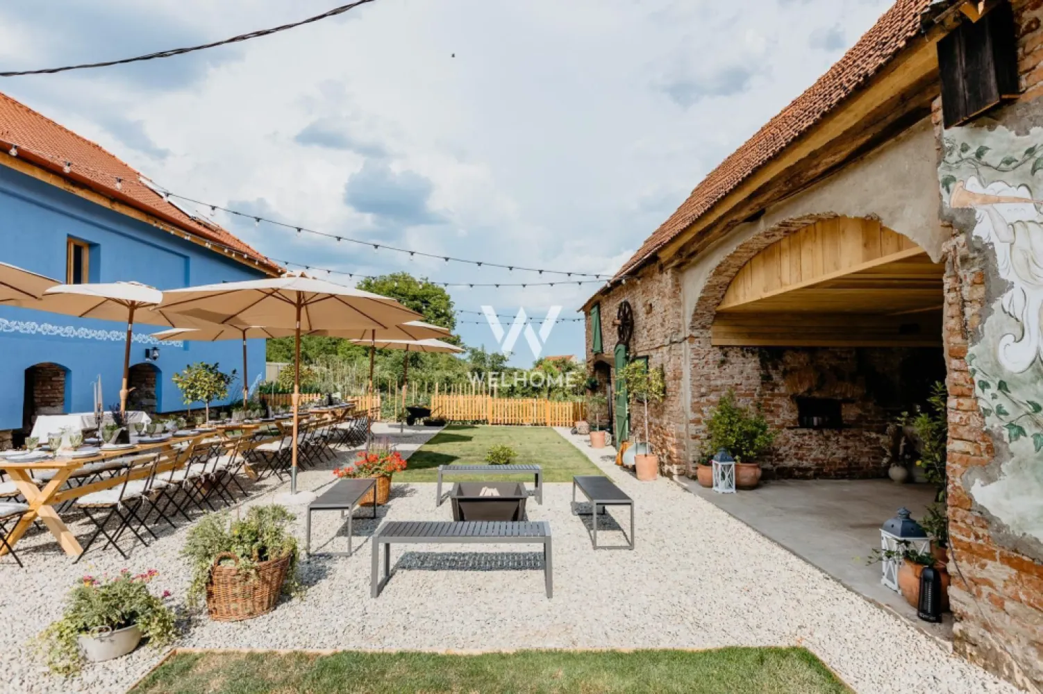 Casa traditionala frumos amenajata - Pensiune - Colun - Sibiu - Va oferim spre inchiriere o casa traditionala, finisata la standarde moderne cu priveliste spre Muntii Fagaras

Poate fii inchiriata atat pentru locuire, cat si pentru afacere

Dispusa Demisol + Parter
Subsolul este sub toata casa si include si garaj pentru o masina.
Compartimentarea casei: dining, bucatarie, camara, camera tehnica la demisol si
 Doua dormitoare, doua bai, hol, living la parter inalt
Suprafata utila demisol 75 mp
Suprafata utila casa 75 mp
Suprafata teren: 1500 mp, deschidere la strada 25m
Utilitati: Apa, Canalizare, Gaz, Curent, Internet.
Casa este situata intr-o zona linistita si pitoreasca, aproape de Raul Olt si cu priveliste spre Muntii Fagaras.

Chirie lunara 700 euro pentru locuire si 1000 euro pentru afacere.
Comision chirias contravaloarea unei chirii lunare.