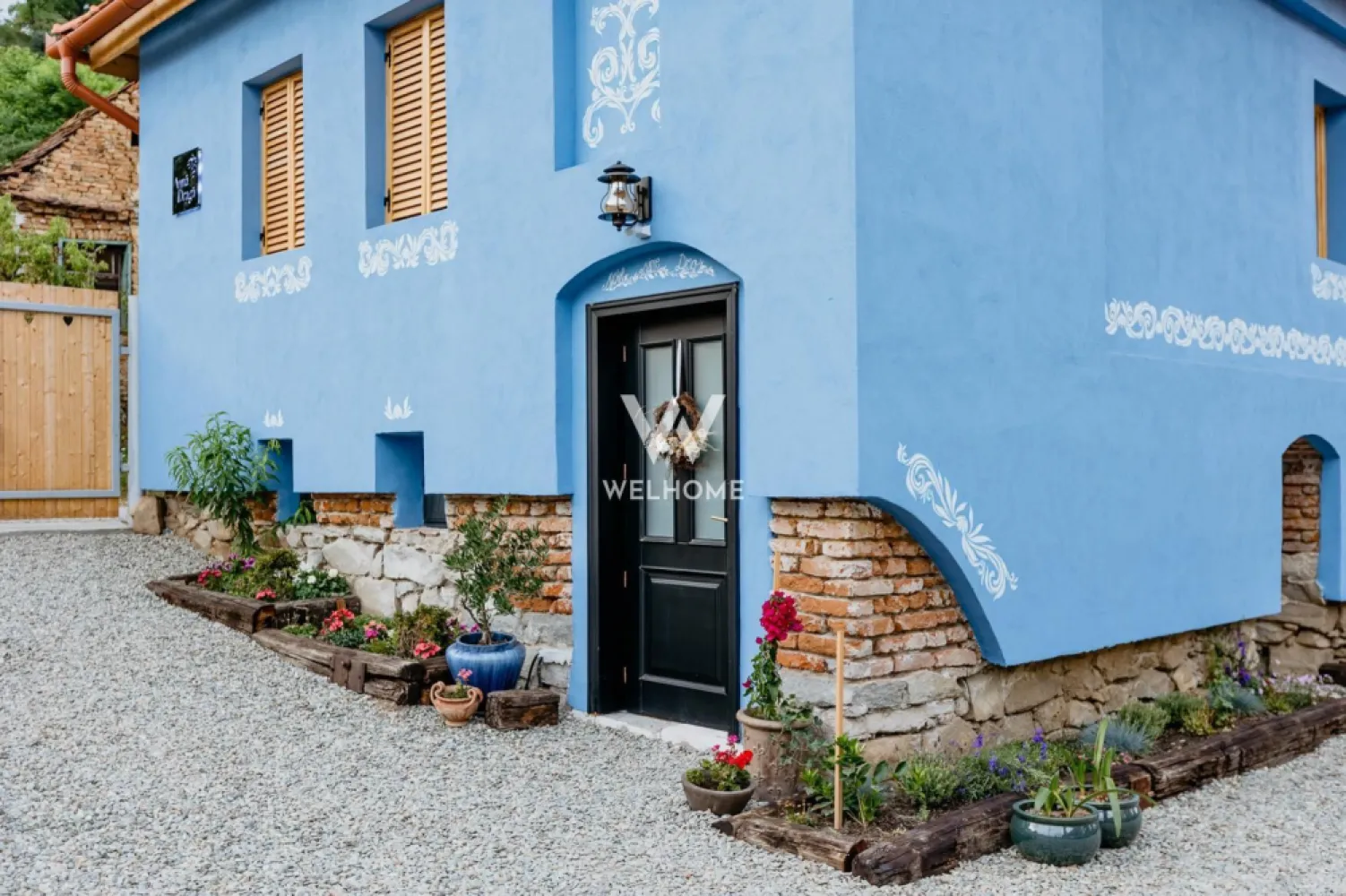 Casa traditionala frumos amenajata - Pensiune - Colun - Sibiu - Va oferim spre inchiriere o casa traditionala, finisata la standarde moderne cu priveliste spre Muntii Fagaras

Poate fii inchiriata atat pentru locuire, cat si pentru afacere

Dispusa Demisol + Parter
Subsolul este sub toata casa si include si garaj pentru o masina.
Compartimentarea casei: dining, bucatarie, camara, camera tehnica la demisol si
 Doua dormitoare, doua bai, hol, living la parter inalt
Suprafata utila demisol 75 mp
Suprafata utila casa 75 mp
Suprafata teren: 1500 mp, deschidere la strada 25m
Utilitati: Apa, Canalizare, Gaz, Curent, Internet.
Casa este situata intr-o zona linistita si pitoreasca, aproape de Raul Olt si cu priveliste spre Muntii Fagaras.

Chirie lunara 700 euro pentru locuire si 1000 euro pentru afacere.
Comision chirias contravaloarea unei chirii lunare.