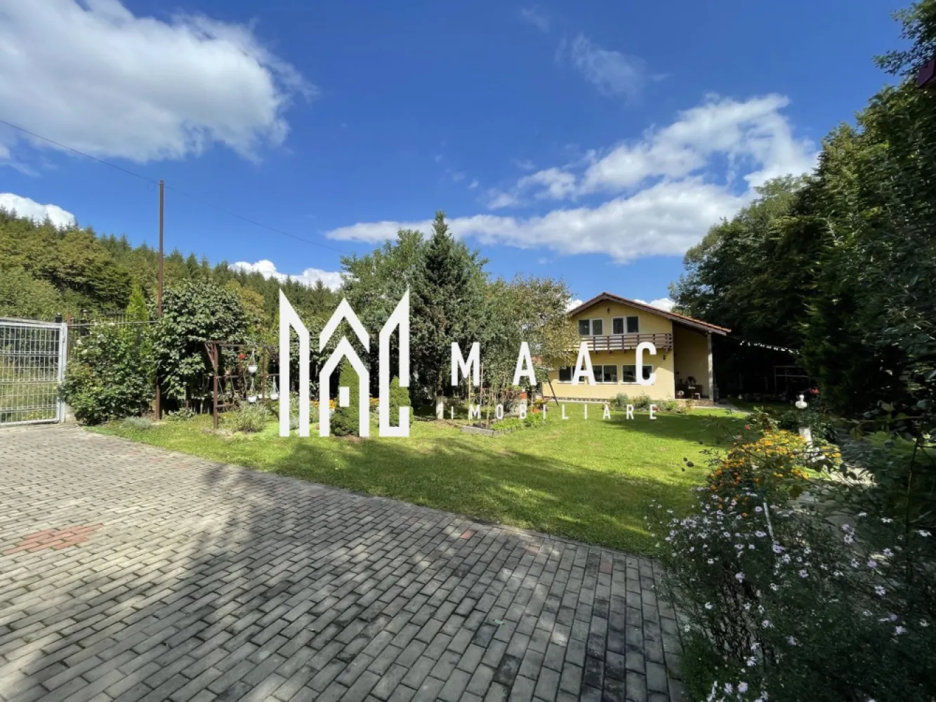 Proprietate intr-o locatie de vis | Tocile | Teren 790 mp - MAAC Imobiliare are onoarea sa va prezinte o casa situata in localitatea Tocile, intr-o locatie idilica, aproape de padure, in mijlocul naturii avand tot confortul unui trai modern. Imprejurimile ofera pe langa privelisti uluitoare catre lanturile de munti, posibilitati de plimbare, ciclism, drumetii. 

Casa este orientata catre sud si desfasurata pe parter si etaj astfel: 

- parter : - zona de living si bucatarie open space
 - dormitor 
 - baie
 - camara
 - camera tehnica
 - terasa
- etaj: - 3 dormitoare
 - baie cu cada
 - spatiu depozitare/dressing
 - hol spatios
 - balcon.

 Terenul de 790 mp este amenajat pentru a oferi un stil de viata relaxat, astfel avem:
- Filigorie hexagonala cu masa din lemn
-Leagan din lemn
-Casuta din lemn pentru depozitare de circa 18 mp 
-Polata acoperita pentru depozitare lemne
-Arbusti si brazi decorativi, flori si plante aromatice, hortensii, pomi fructiferi: meri, caisi, par, cires totul inconjurat de verdele copacilor si prospetimea padurii. 
-Fantana proprie care deserveste casa cu apa menajera pe toata durata anului cu costuri zero 
-Gazon usor de intretinut datorita pamantului natural drenat
-Fosa septica 
-Spatiu de parcare exterior.

Casa este deservita de o fantana proprie cu apa curata, disponibila tot timpul anului, fosa septica, centrala Atmos pe lemne si incalzire prin calorifere. Apa calda este asigurata permanent de un boiler economic de 300 l, cu dubla izolatie, cu incalzire in trepte (vara electric, iarna incalzire de la centrala). 

Utilitati:
-Electricitate retea
-Apa din fantana pentru uz menajer si gradina
-Incalzire prin radiatoare – centrala pe lemne
-Fosa septica
-Internet de mare viteza - fibra optica, acoperire GSM
- Proiectul in curs de derulare pentru introducerea apei curente si gazului .

Daca simti chemarea, casuta ta de vis te asteapta cu soare, natura si bucurie. Alege cu inima. Investeste in oaza ta de liniste si verdeata.
Pentru mai multe informatii specificati ca ati vazut anuntul cu ID: CP176349