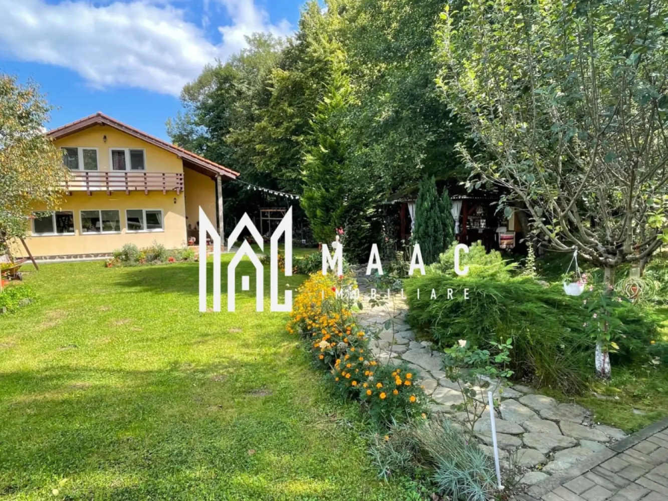 Proprietate intr-o locatie de vis | Tocile | Teren 790 mp - MAAC Imobiliare are onoarea sa va prezinte o casa situata in localitatea Tocile, intr-o locatie idilica, aproape de padure, in mijlocul naturii avand tot confortul unui trai modern. Imprejurimile ofera pe langa privelisti uluitoare catre lanturile de munti, posibilitati de plimbare, ciclism, drumetii. 

Casa este orientata catre sud si desfasurata pe parter si etaj astfel: 

- parter : - zona de living si bucatarie open space
 - dormitor 
 - baie
 - camara
 - camera tehnica
 - terasa
- etaj: - 3 dormitoare
 - baie cu cada
 - spatiu depozitare/dressing
 - hol spatios
 - balcon.

 Terenul de 790 mp este amenajat pentru a oferi un stil de viata relaxat, astfel avem:
- Filigorie hexagonala cu masa din lemn
-Leagan din lemn
-Casuta din lemn pentru depozitare de circa 18 mp 
-Polata acoperita pentru depozitare lemne
-Arbusti si brazi decorativi, flori si plante aromatice, hortensii, pomi fructiferi: meri, caisi, par, cires totul inconjurat de verdele copacilor si prospetimea padurii. 
-Fantana proprie care deserveste casa cu apa menajera pe toata durata anului cu costuri zero 
-Gazon usor de intretinut datorita pamantului natural drenat
-Fosa septica 
-Spatiu de parcare exterior.

Casa este deservita de o fantana proprie cu apa curata, disponibila tot timpul anului, fosa septica, centrala Atmos pe lemne si incalzire prin calorifere. Apa calda este asigurata permanent de un boiler economic de 300 l, cu dubla izolatie, cu incalzire in trepte (vara electric, iarna incalzire de la centrala). 

Utilitati:
-Electricitate retea
-Apa din fantana pentru uz menajer si gradina
-Incalzire prin radiatoare – centrala pe lemne
-Fosa septica
-Internet de mare viteza - fibra optica, acoperire GSM
- Proiectul in curs de derulare pentru introducerea apei curente si gazului .

Daca simti chemarea, casuta ta de vis te asteapta cu soare, natura si bucurie. Alege cu inima. Investeste in oaza ta de liniste si verdeata.
Pentru mai multe informatii specificati ca ati vazut anuntul cu ID: CP176349