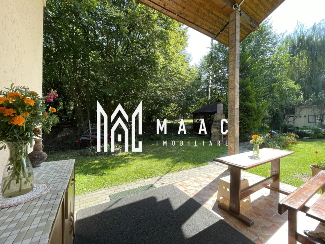 Proprietate intr-o locatie de vis | Tocile | Teren 790 mp - MAAC Imobiliare are onoarea sa va prezinte o casa situata in localitatea Tocile, intr-o locatie idilica, aproape de padure, in mijlocul naturii avand tot confortul unui trai modern. Imprejurimile ofera pe langa privelisti uluitoare catre lanturile de munti, posibilitati de plimbare, ciclism, drumetii. 

Casa este orientata catre sud si desfasurata pe parter si etaj astfel: 

- parter : - zona de living si bucatarie open space
 - dormitor 
 - baie
 - camara
 - camera tehnica
 - terasa
- etaj: - 3 dormitoare
 - baie cu cada
 - spatiu depozitare/dressing
 - hol spatios
 - balcon.

 Terenul de 790 mp este amenajat pentru a oferi un stil de viata relaxat, astfel avem:
- Filigorie hexagonala cu masa din lemn
-Leagan din lemn
-Casuta din lemn pentru depozitare de circa 18 mp 
-Polata acoperita pentru depozitare lemne
-Arbusti si brazi decorativi, flori si plante aromatice, hortensii, pomi fructiferi: meri, caisi, par, cires totul inconjurat de verdele copacilor si prospetimea padurii. 
-Fantana proprie care deserveste casa cu apa menajera pe toata durata anului cu costuri zero 
-Gazon usor de intretinut datorita pamantului natural drenat
-Fosa septica 
-Spatiu de parcare exterior.

Casa este deservita de o fantana proprie cu apa curata, disponibila tot timpul anului, fosa septica, centrala Atmos pe lemne si incalzire prin calorifere. Apa calda este asigurata permanent de un boiler economic de 300 l, cu dubla izolatie, cu incalzire in trepte (vara electric, iarna incalzire de la centrala). 

Utilitati:
-Electricitate retea
-Apa din fantana pentru uz menajer si gradina
-Incalzire prin radiatoare – centrala pe lemne
-Fosa septica
-Internet de mare viteza - fibra optica, acoperire GSM
- Proiectul in curs de derulare pentru introducerea apei curente si gazului .

Daca simti chemarea, casuta ta de vis te asteapta cu soare, natura si bucurie. Alege cu inima. Investeste in oaza ta de liniste si verdeata.
Pentru mai multe informatii specificati ca ati vazut anuntul cu ID: CP176349