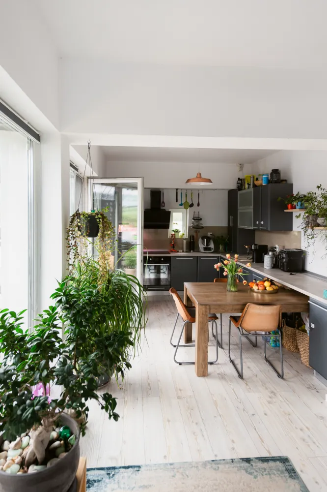 vand apartament la etaj retras tip penthouse - &nbsp; Apartament tip penthouse, ocupând în totalitate ultimul nivel al unui imobil cu 4 etaje, situat la marginea Cisnădiei, într-un cadru liniștit și aerisit. Proprietatea beneficiază de o terasă generoasă de 130 mp și de o expoziție sudică, asigurând lumină naturală abundentă pe parcursul întregii zile.constructia este realizata pe structura de beton si izolata cu vata bazaltica de 10 cm peste care s a montat o fatada ventilata&nbsp;Locație ideală pentru cei care apreciază intimitatea și liniștea suburbiei, cu acces rapid la facilități urbane —lidl la 2 minute ,vecinatate directa cu complexul sportiv panalim , Shopping City Mall la aproximativ 7 minute.&nbsp;Strada este iluminata si asfaltatavanzarea se face direct de catre proprietar neexistand agentie intermediara