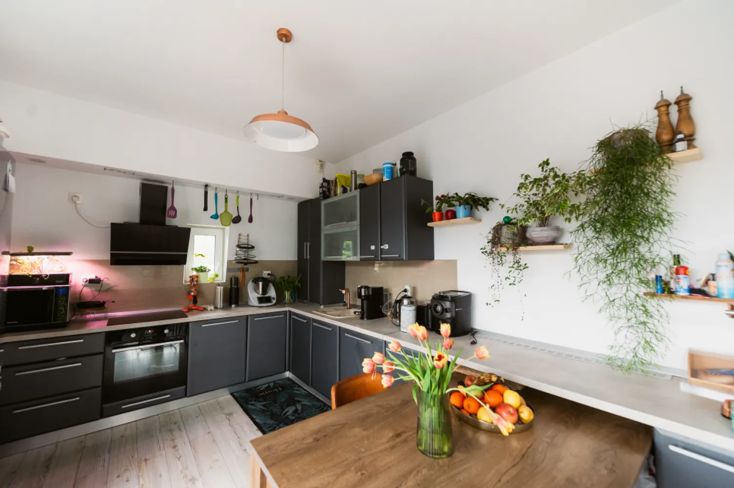 vand apartament la etaj retras tip penthouse - &nbsp; Apartament tip penthouse, ocupând în totalitate ultimul nivel al unui imobil cu 4 etaje, situat la marginea Cisnădiei, într-un cadru liniștit și aerisit. Proprietatea beneficiază de o terasă generoasă de 130 mp și de o expoziție sudică, asigurând lumină naturală abundentă pe parcursul întregii zile.constructia este realizata pe structura de beton si izolata cu vata bazaltica de 10 cm peste care s a montat o fatada ventilata&nbsp;Locație ideală pentru cei care apreciază intimitatea și liniștea suburbiei, cu acces rapid la facilități urbane —lidl la 2 minute ,vecinatate directa cu complexul sportiv panalim , Shopping City Mall la aproximativ 7 minute.&nbsp;Strada este iluminata si asfaltatavanzarea se face direct de catre proprietar neexistand agentie intermediara