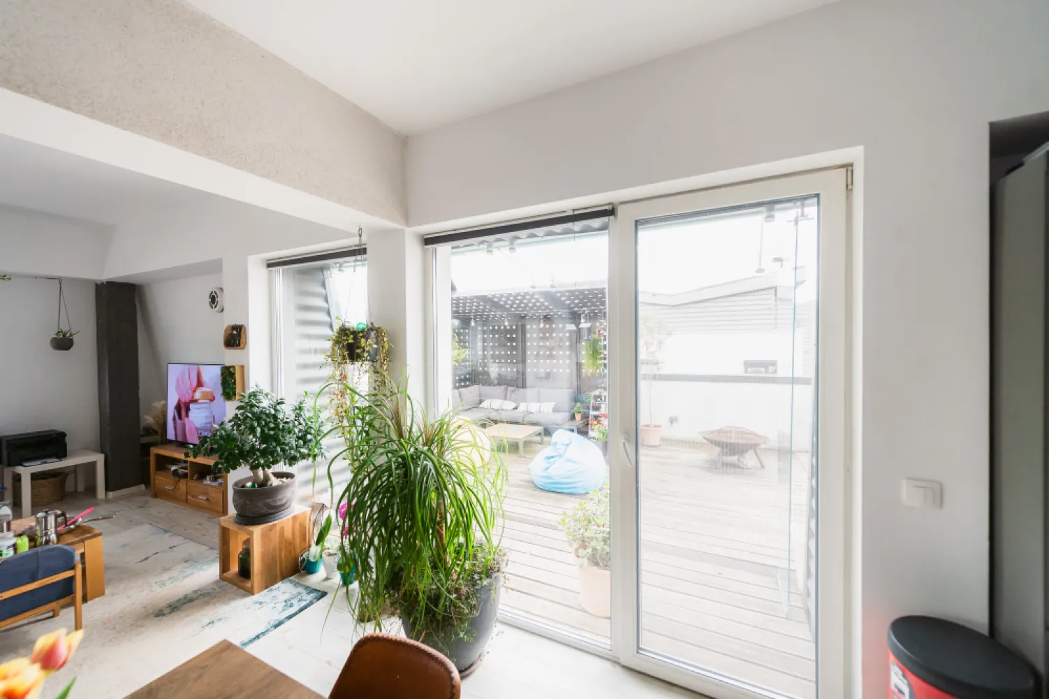 vand apartament la etaj retras tip penthouse - &nbsp; Apartament tip penthouse, ocupând în totalitate ultimul nivel al unui imobil cu 4 etaje, situat la marginea Cisnădiei, într-un cadru liniștit și aerisit. Proprietatea beneficiază de o terasă generoasă de 130 mp și de o expoziție sudică, asigurând lumină naturală abundentă pe parcursul întregii zile.constructia este realizata pe structura de beton si izolata cu vata bazaltica de 10 cm peste care s a montat o fatada ventilata&nbsp;Locație ideală pentru cei care apreciază intimitatea și liniștea suburbiei, cu acces rapid la facilități urbane —lidl la 2 minute ,vecinatate directa cu complexul sportiv panalim , Shopping City Mall la aproximativ 7 minute.&nbsp;Strada este iluminata si asfaltatavanzarea se face direct de catre proprietar neexistand agentie intermediara