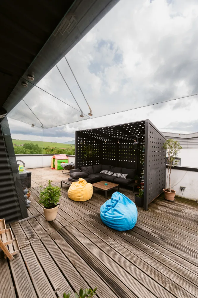 vand apartament la etaj retras tip penthouse - &nbsp; Apartament tip penthouse, ocupând în totalitate ultimul nivel al unui imobil cu 4 etaje, situat la marginea Cisnădiei, într-un cadru liniștit și aerisit. Proprietatea beneficiază de o terasă generoasă de 130 mp și de o expoziție sudică, asigurând lumină naturală abundentă pe parcursul întregii zile.constructia este realizata pe structura de beton si izolata cu vata bazaltica de 10 cm peste care s a montat o fatada ventilata&nbsp;Locație ideală pentru cei care apreciază intimitatea și liniștea suburbiei, cu acces rapid la facilități urbane —lidl la 2 minute ,vecinatate directa cu complexul sportiv panalim , Shopping City Mall la aproximativ 7 minute.&nbsp;Strada este iluminata si asfaltatavanzarea se face direct de catre proprietar neexistand agentie intermediara