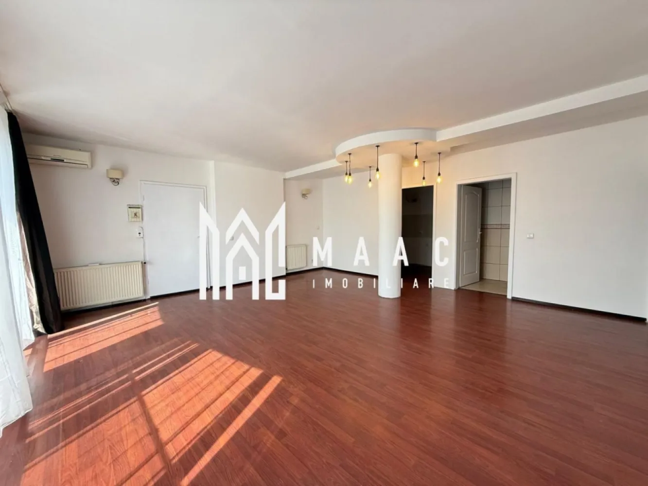 Spatiu comercial/ birouri | Etaj 1 | 80MP | Sub Arini - MAAC Imobiliare propune spre inchiriere un spatiu pretabil pentru activitati comerciale sau de birou, amplasat in zona parcului Sub Arini.

Spatiul este situat la etajul 1 al unei case individuale cu regim de inaltime P+E+M si este configurat astfel: 3 camere, bucatarie, baie cu geam, hol, acces in balcon.

Incalzirea se face cu centrala proprie si calorifere. 

Spatiul beneficiaza de instalatie de aer conditionat. 

Orientare SUD-ESTICA.

Amplasamentul cladirii este avantajos, la 1 minut de mers pe jos de parcul Sub Arini.

Se percepe o chirie in avans si garantie. Disponibilitate imediata. Destinatie comerciala.

Pentru mai multe detalii, specificati ID: CP2976840