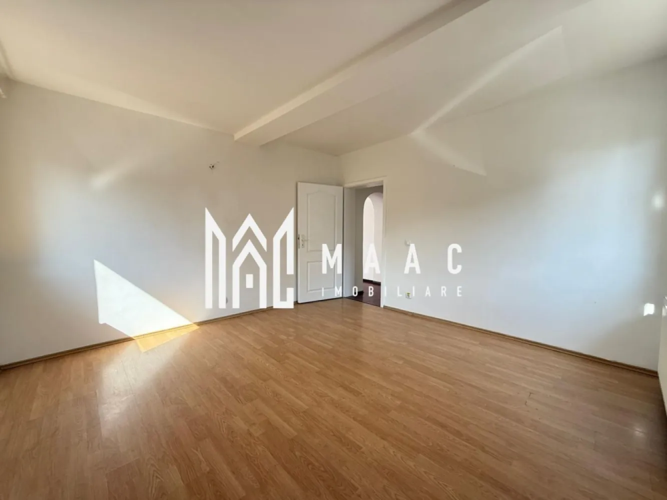 Spatiu comercial/ birouri | Etaj 1 | 80MP | Sub Arini - MAAC Imobiliare propune spre inchiriere un spatiu pretabil pentru activitati comerciale sau de birou, amplasat in zona parcului Sub Arini.

Spatiul este situat la etajul 1 al unei case individuale cu regim de inaltime P+E+M si este configurat astfel: 3 camere, bucatarie, baie cu geam, hol, acces in balcon.

Incalzirea se face cu centrala proprie si calorifere. 

Spatiul beneficiaza de instalatie de aer conditionat. 

Orientare SUD-ESTICA.

Amplasamentul cladirii este avantajos, la 1 minut de mers pe jos de parcul Sub Arini.

Se percepe o chirie in avans si garantie. Disponibilitate imediata. Destinatie comerciala.

Pentru mai multe detalii, specificati ID: CP2976840