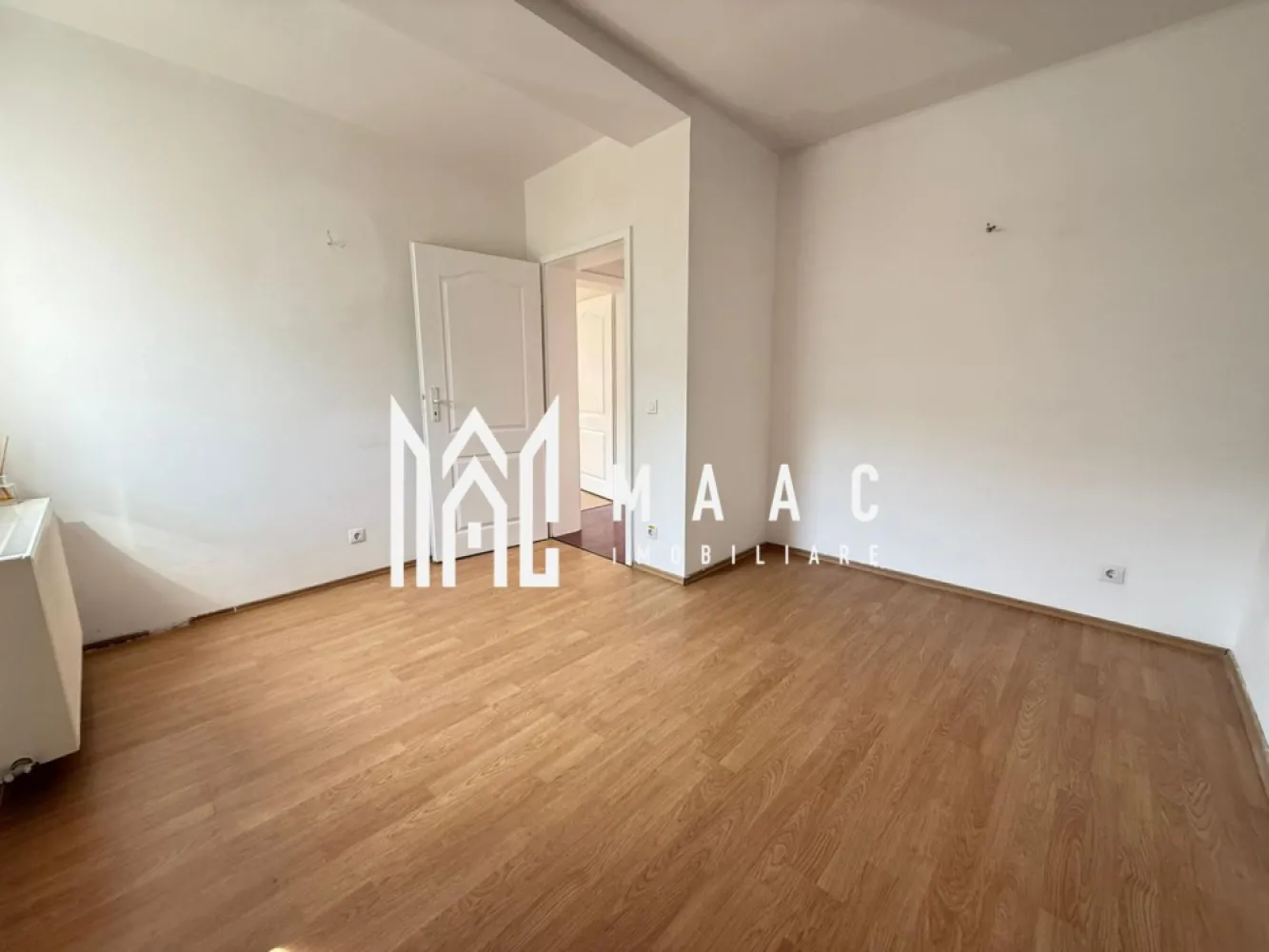 Spatiu comercial/ birouri | Etaj 1 | 80MP | Sub Arini - MAAC Imobiliare propune spre inchiriere un spatiu pretabil pentru activitati comerciale sau de birou, amplasat in zona parcului Sub Arini.

Spatiul este situat la etajul 1 al unei case individuale cu regim de inaltime P+E+M si este configurat astfel: 3 camere, bucatarie, baie cu geam, hol, acces in balcon.

Incalzirea se face cu centrala proprie si calorifere. 

Spatiul beneficiaza de instalatie de aer conditionat. 

Orientare SUD-ESTICA.

Amplasamentul cladirii este avantajos, la 1 minut de mers pe jos de parcul Sub Arini.

Se percepe o chirie in avans si garantie. Disponibilitate imediata. Destinatie comerciala.

Pentru mai multe detalii, specificati ID: CP2976840