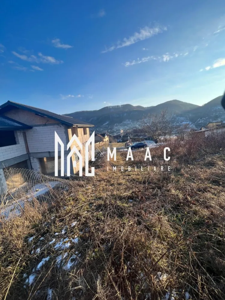 Teren Vladesti | 1025 MP | Zona White Department - MAAC Imobiliare vă propune spre vânzare un teren intravilan situat în localitatea Vlădești, într-o zonă liniștită și în plină dezvoltare, în apropierea piscinei White Department.

Terenul are o suprafață de 1.025 mp și beneficiază de o deschidere stradală de 15 metri liniari, fiind ideal pentru construirea unei locuințe individuale. Amplasarea oferă o priveliște superbă, perfectă pentru cei care își doresc confort, intimitate și un cadru natural plăcut.

Utilitățile (apă, curent, gaz) sunt la limita de proprietate, iar zona este într-o continuă expansiune, cu mai multe case noi aflate în construcție, ceea ce face ca investiția să fie una sigură și avantajoasă.

Acces facil, vecinătate selectă și potențial excelent pentru dezvoltare rezidențială.

Pentru mai multe detalii și vizionări, MAAC Imobiliare vă stă la dispoziție.

ID: CP2871757