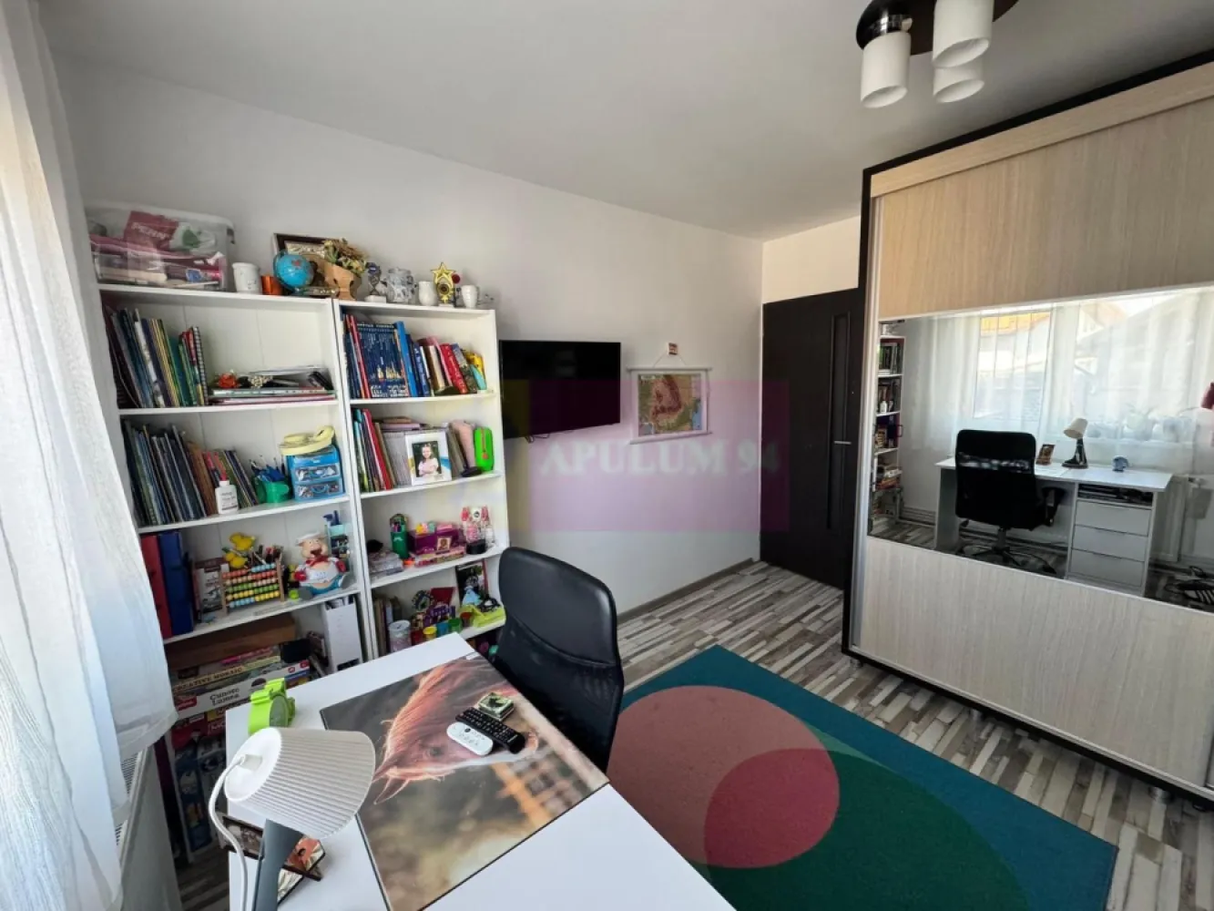 Apartament de vanzare in Campina, zona centrala - Apartament 2 camere decomandat – modern, mobilat complet, gata de muta
Agentia Imobiliara Mervani vă prezintă spre vânzare un apartament cu 2 camere decomandat, situat la etajul 1 al unui bloc cu regim de înălțime P+3E, construit în anul 1985, în zona centrală din Câmpina, aproape de toate punctele de interes ale localității.

Apartamentul se remarcă prin finisajele moderne, spațiile generoase și luminoase, fiind vândut complet mobilat și echipat, pregătit pentru mutare imediată.

Locuința beneficiază de:

 compartimentare decomandată
 centrală termică proprie și calorifere
 termoizolație exterioară
 tâmplărie PVC cu geam termopan tripan
 uși interioare MDF
 instalație electrică refăcută complet pe cupru
 instalație termică complet renovată + aer condiționat
 multiple spații de depozitare

Blocul oferă facilități suplimentare precum:

 locuri de parcare
 uscătorie comună la parter
 posibilitate amenajare boxă proprie la subsol
 spațiu verde în lateralul si spatele imobilului

Poziționarea este excelentă, în apropiere de:

 spital
 centre comerciale, piață
 școli
 mijloace de transport în comun

Un apartament ideal atât pentru locuit, cât și pentru investiție, datorită amplasării centrale și stării foarte bune a proprietății.

Pentru informații suplimentare și programarea unei vizionări:
Agentia Imobiliara Mervani
Telefon: 0729.935.536
