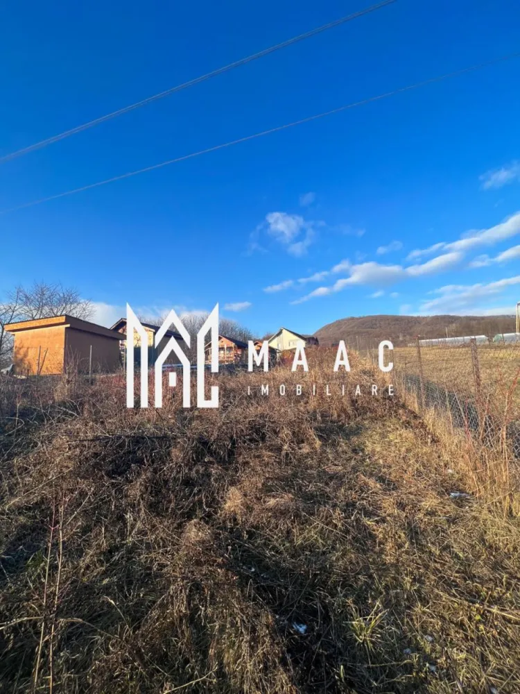 Teren Vladesti | 1025 MP | Zona White Department - MAAC Imobiliare vă propune spre vânzare un teren intravilan situat în localitatea Vlădești, într-o zonă liniștită și în plină dezvoltare, în apropierea piscinei White Department.

Terenul are o suprafață de 1.025 mp și beneficiază de o deschidere stradală de 15 metri liniari, fiind ideal pentru construirea unei locuințe individuale. Amplasarea oferă o priveliște superbă, perfectă pentru cei care își doresc confort, intimitate și un cadru natural plăcut.

Utilitățile (apă, curent, gaz) sunt la limita de proprietate, iar zona este într-o continuă expansiune, cu mai multe case noi aflate în construcție, ceea ce face ca investiția să fie una sigură și avantajoasă.

Acces facil, vecinătate selectă și potențial excelent pentru dezvoltare rezidențială.

Pentru mai multe detalii și vizionări, MAAC Imobiliare vă stă la dispoziție.

ID: CP2871757