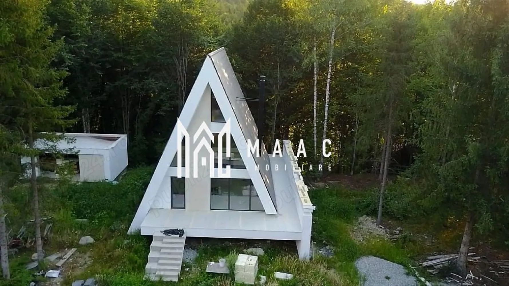 Cabană tip A frame | 3 camere | Zona Turistică Porumbacu de Sus - MAAC Imobiliare va oferă spre vanzare o cabana de lux în Zona Turistică Porumbacu de Sus

Descriere Generală:

Localizare: Porumbacu de Sus, aproape de Castelul de Lut și Povestea Calendarului, la 40 km de Sibiu
Suprafață cabană: 153 mp
Suprafață teren: 1000 mp teren intravilan
Etaje: 2
Dormitoare: 3
Băi: 2
Living: Spațios, 62 mp
Design: Deosebit, utilizând materiale exclusiv premium

Caracteristici și Dotări:
Încălzire: În pardoseală
Acoperiș: Țiglă ceramică premium Tondach Inspira
Tâmplărie: Aluminiu Alumil
Scară interioară: Elicoidală

Șemineu: Premium
Construcție: Suspendată pe piloni/stâlpi de ciment
Terasa: Suspendată la 4m cu priveliște către pădure
Înălțimea de la sol a cabanei: 11 m
Facilități Adiționale:
Filigorie: Se poate transforma în tiny house

Preț:
Stadiul actual: [preț inițial]
La cheie: 272.000 euro, negociabil
Avantaje:
Materiale Premium: Sto Werk, design și finisaje de înaltă calitate
Locație: Aproape de atracții turistice importante, zonă pitorească și liniștită
Priveliște: Superbă, cu terasa suspendată în fața pădurii
Flexibilitate: Opțiune de personalizare la cheie

Pentru mai multe informații sau pentru a programa o vizionare, nu ezitați să ne contactați, specificand ID: CP2088413